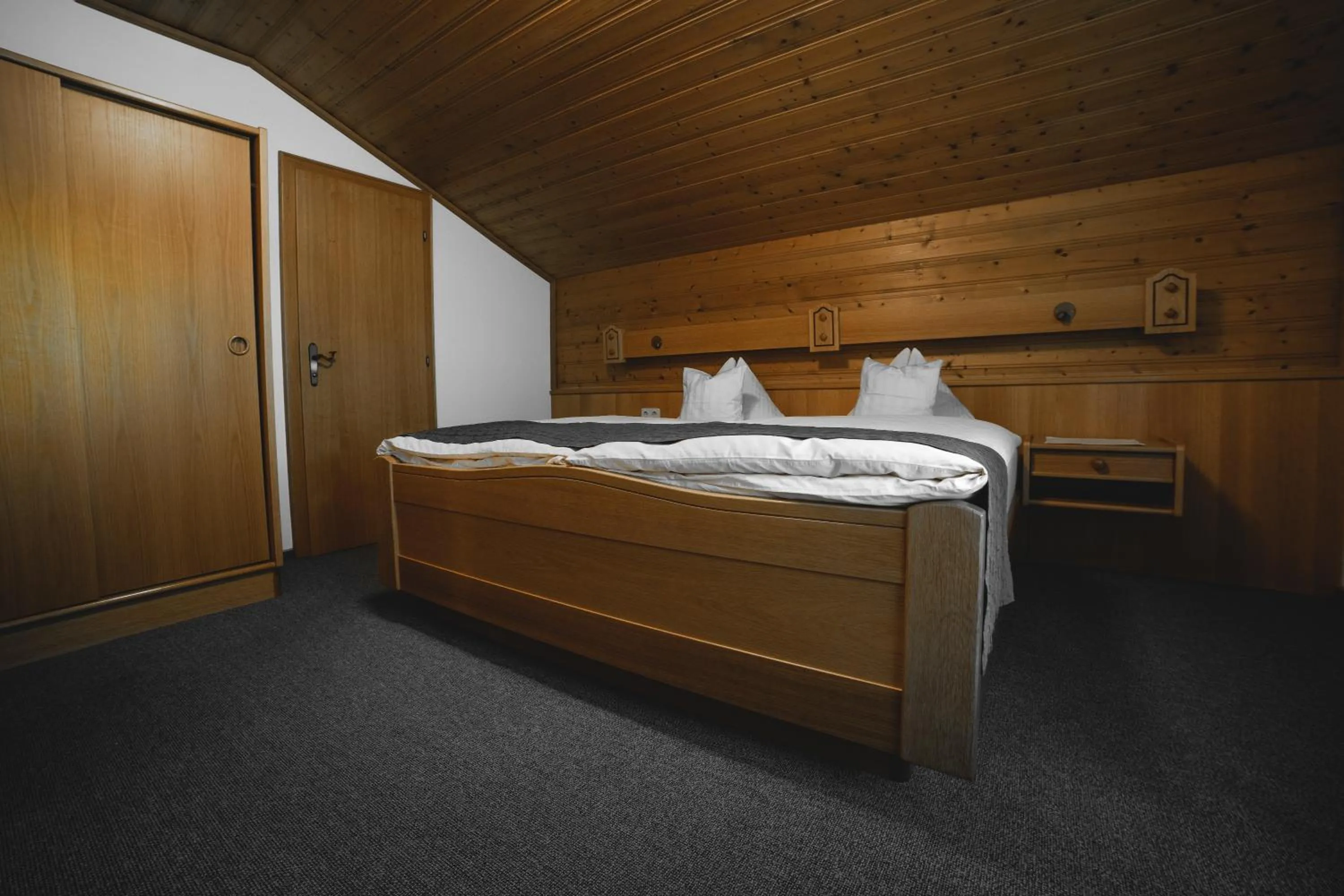 Bed in Hotel Landhaus Neumayr