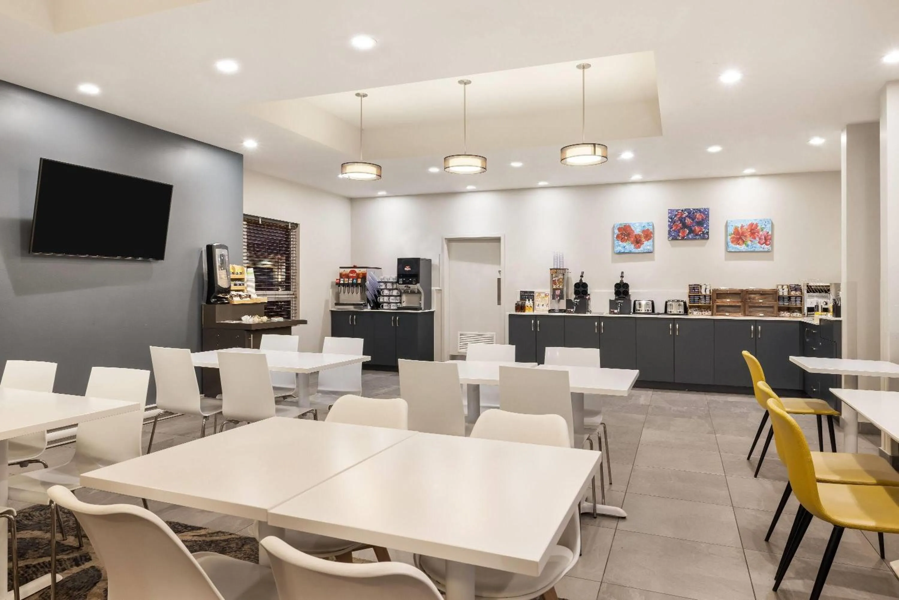 Restaurant/places to eat in Microtel Inn & Suites by Wyndham Mont Tremblant