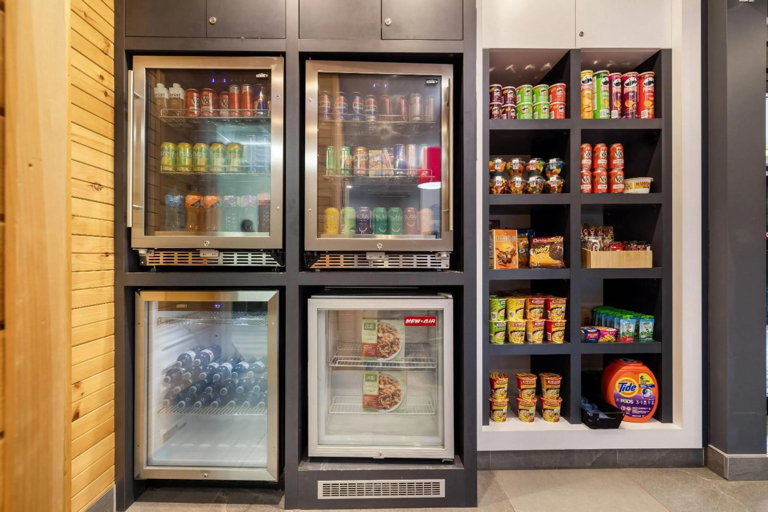 Food and drinks in Microtel Inn & Suites by Wyndham Mont Tremblant