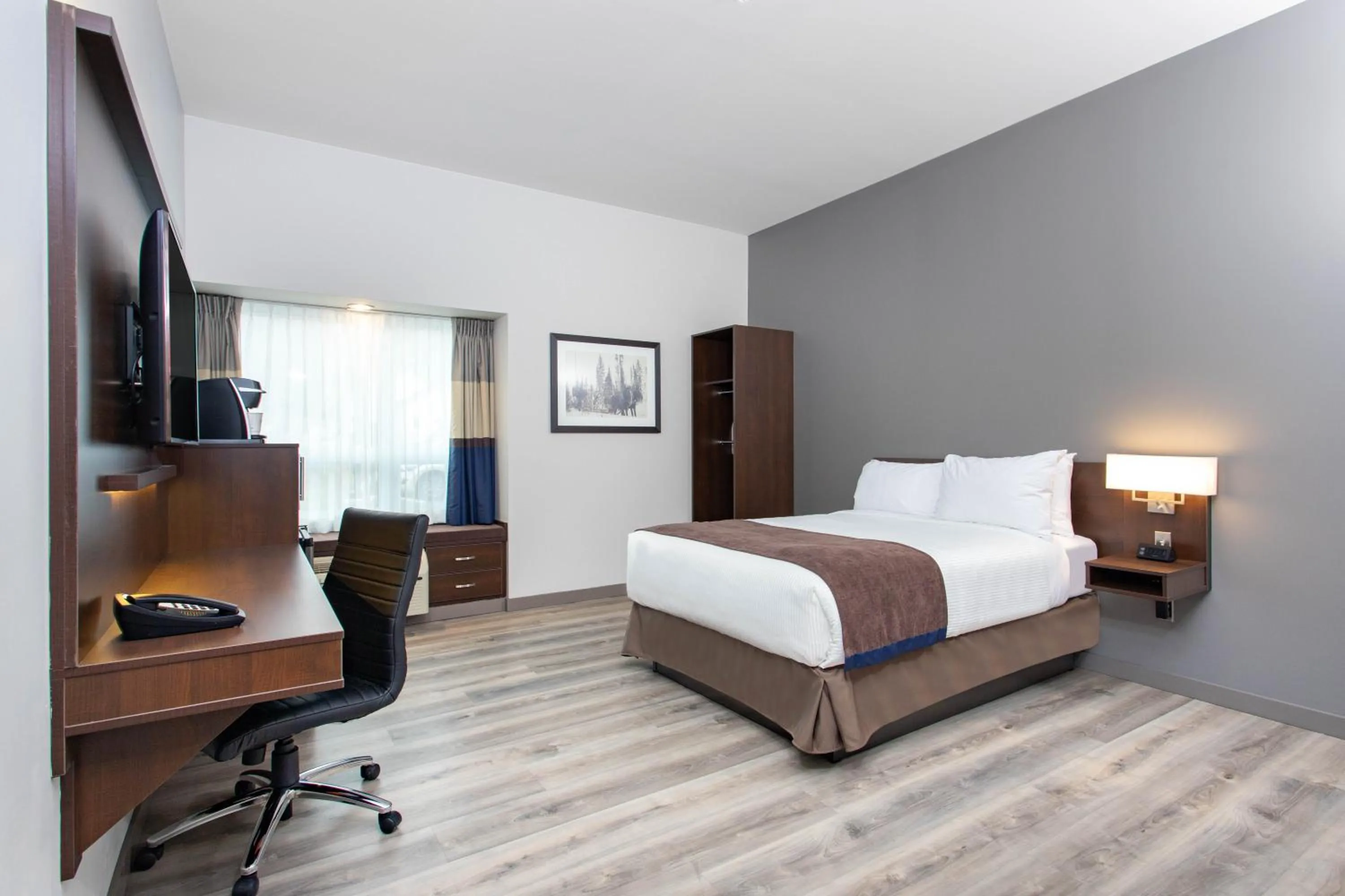 Shower, Bed in Microtel Inn & Suites by Wyndham Mont Tremblant