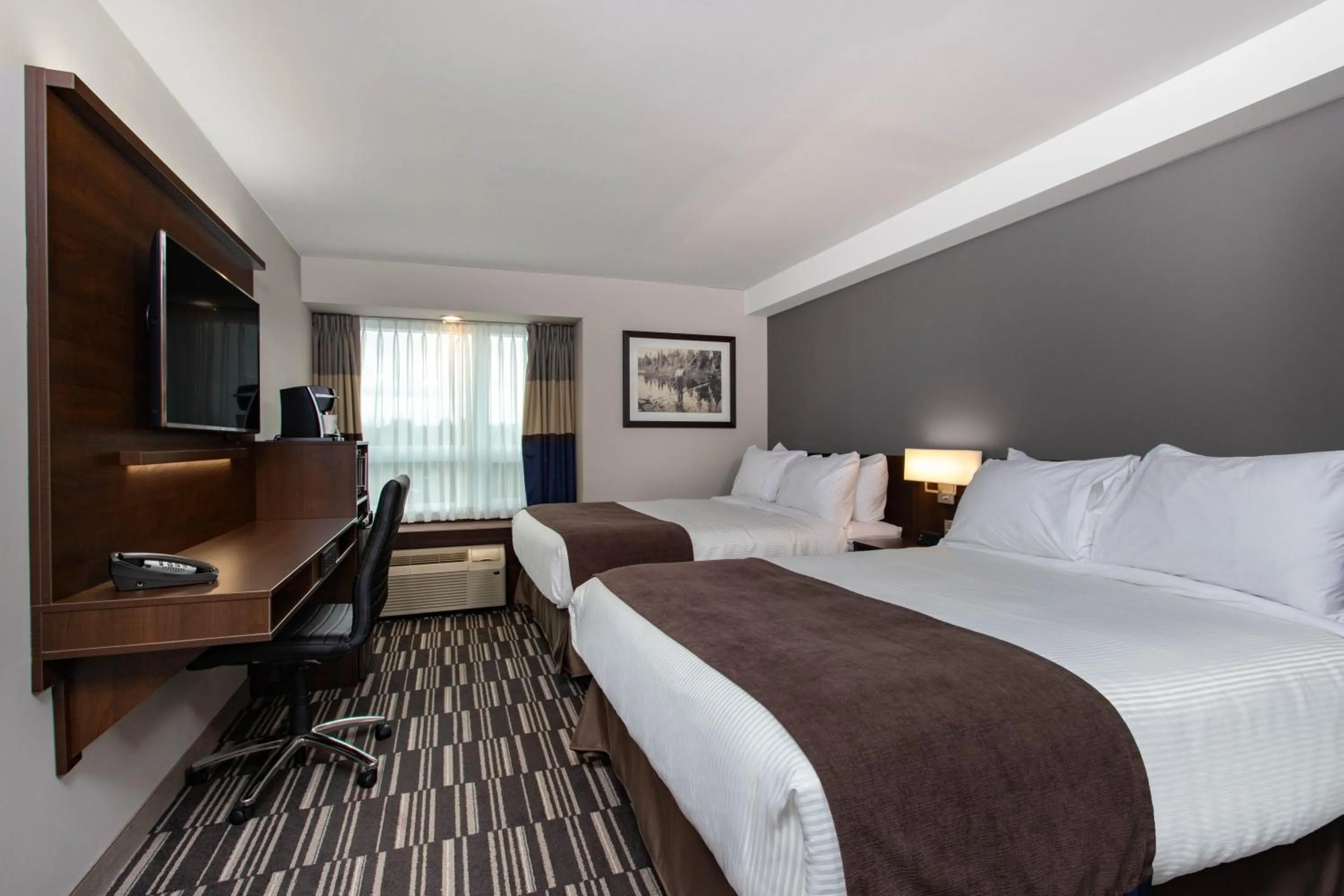 Coffee/tea facilities, Bed in Microtel Inn & Suites by Wyndham Mont Tremblant