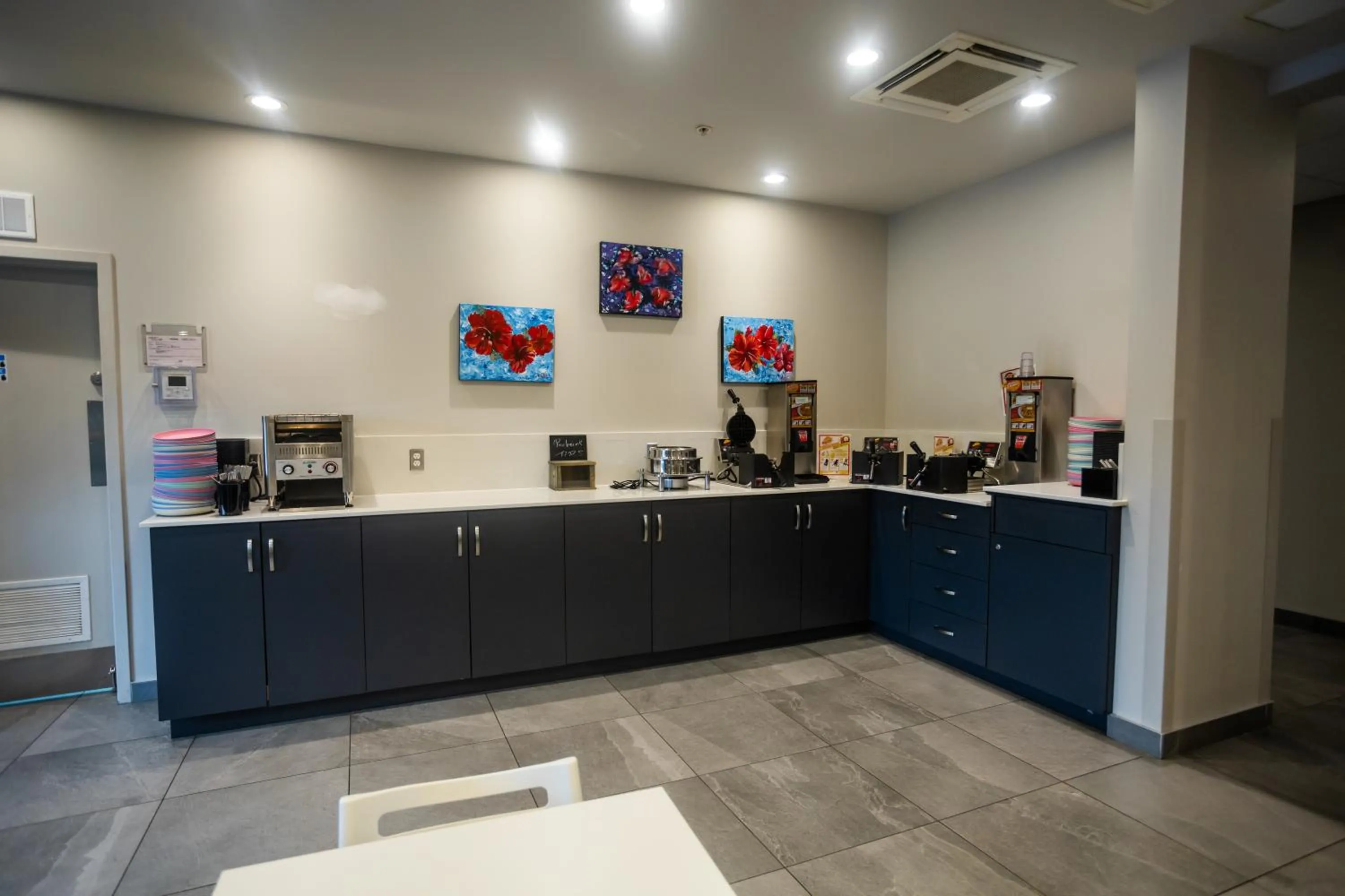 Buffet breakfast in Microtel Inn & Suites by Wyndham Mont Tremblant