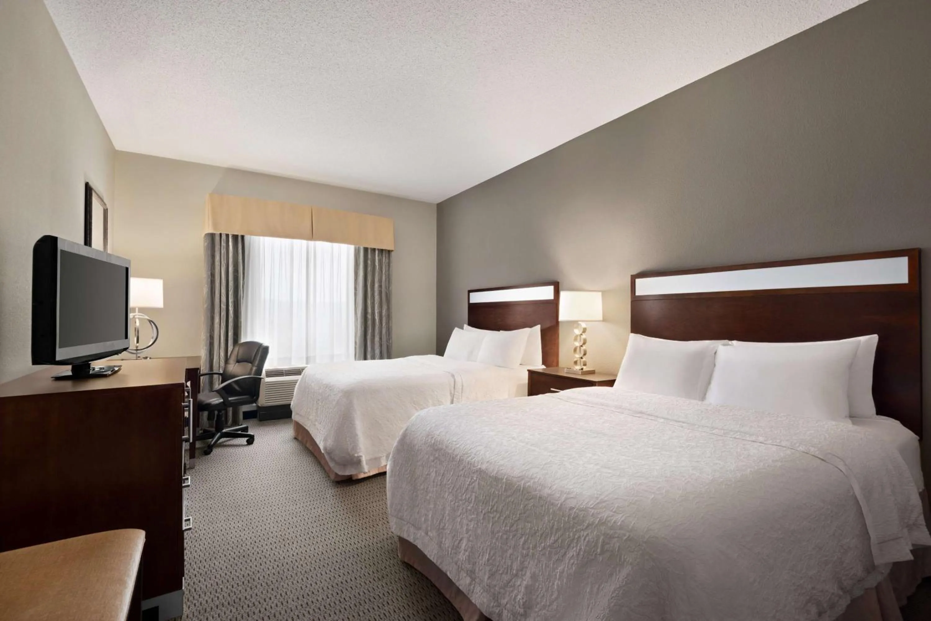 Bedroom, Bed in Hampton Inn & Suites - Mansfield