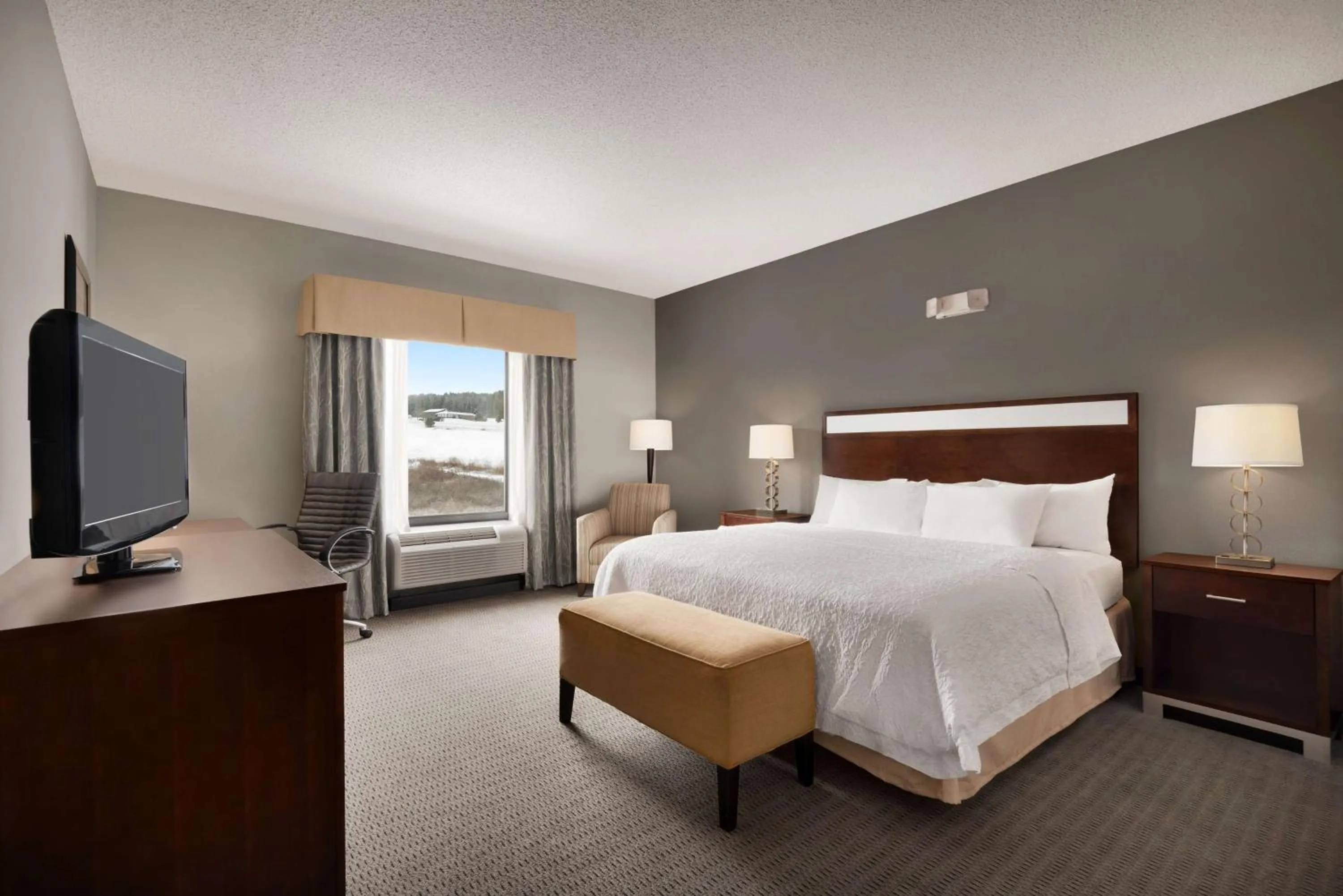 Bedroom, Bed in Hampton Inn & Suites - Mansfield