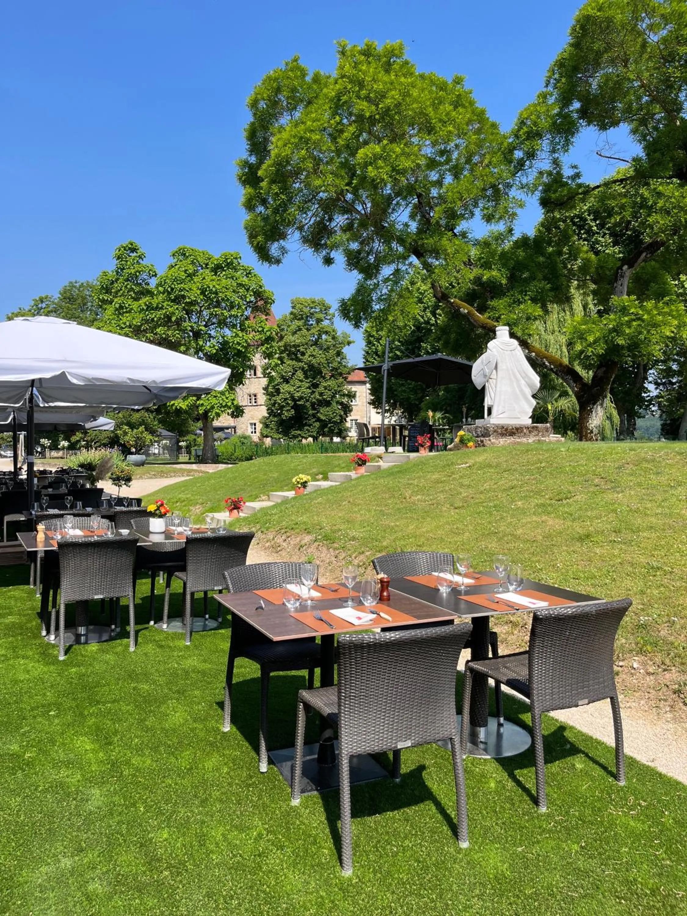 Restaurant/places to eat in Les Dépendances de Chapeau Cornu