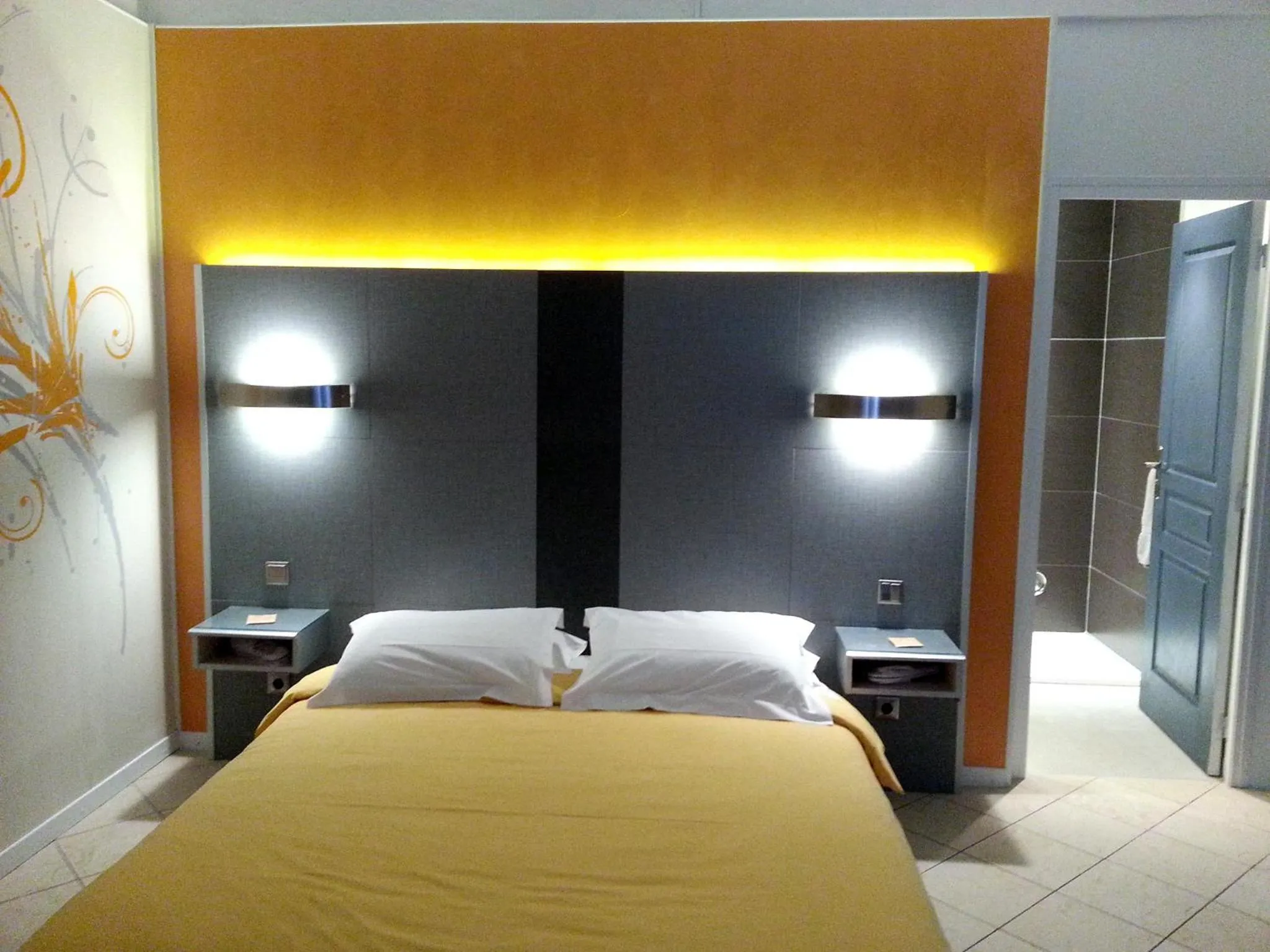 Bed in Private Hôtel - Adults Only