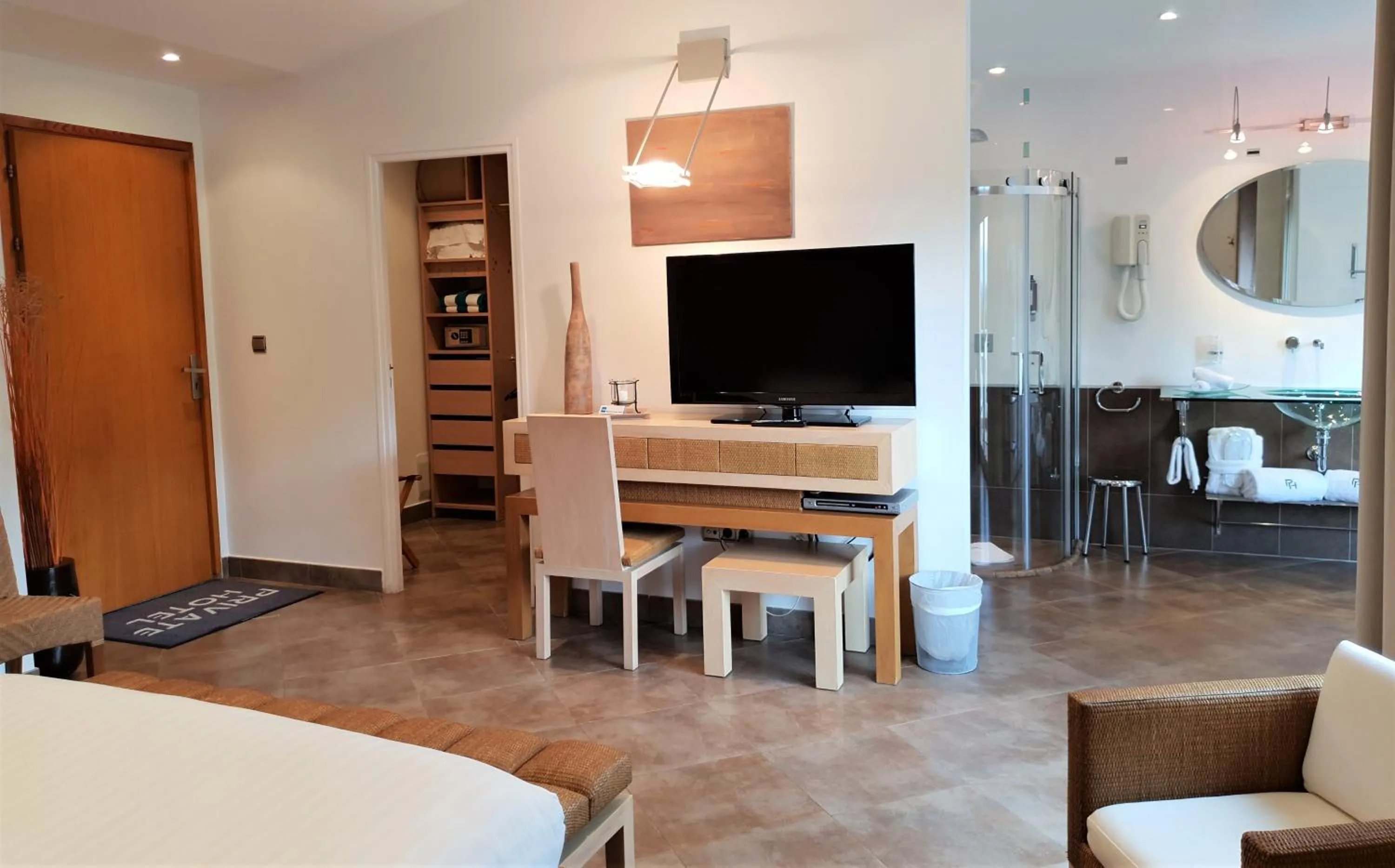 Photo of the whole room in Private Hôtel - Adults Only