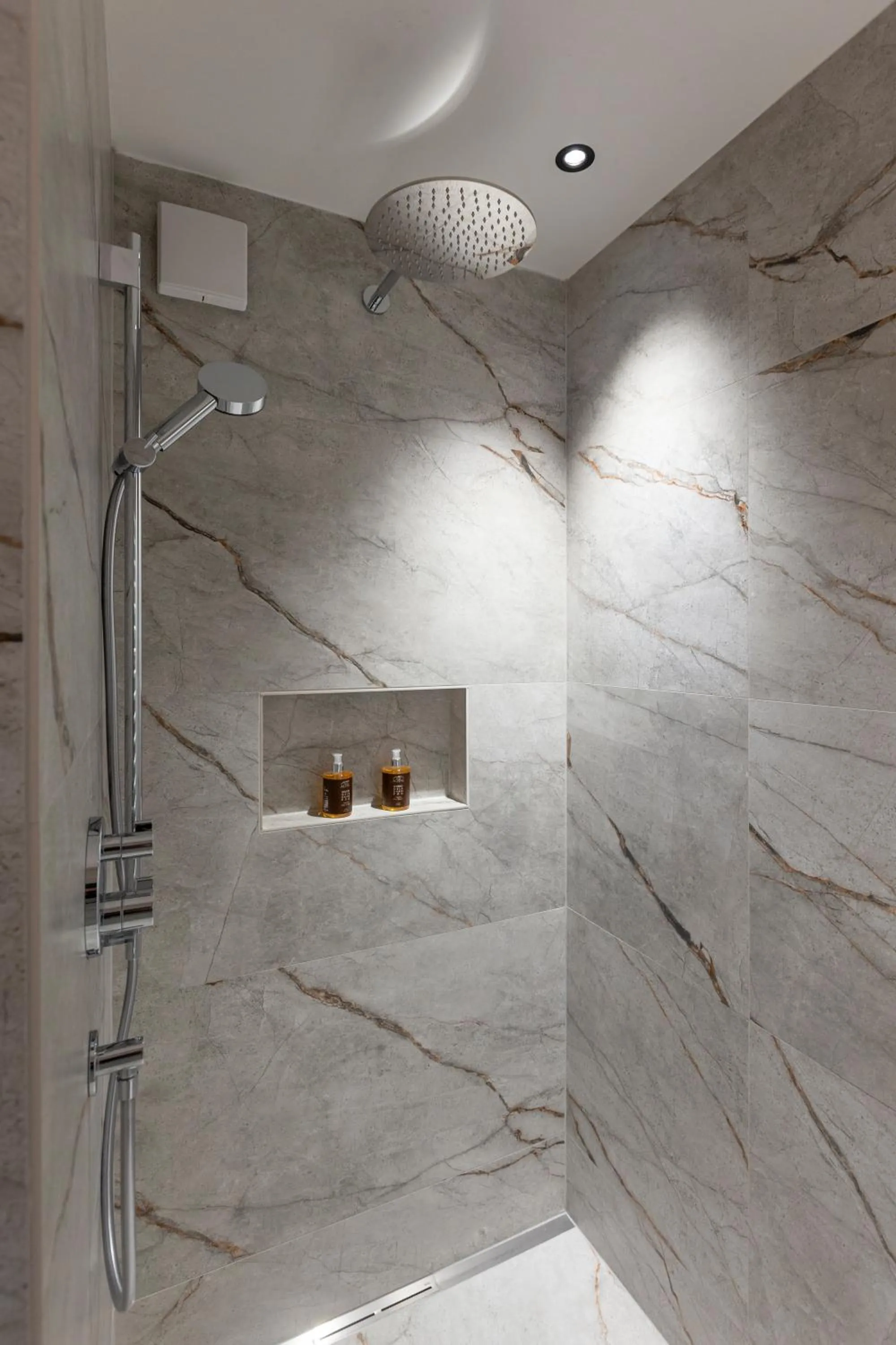 Shower in Hotel Lindnerhof