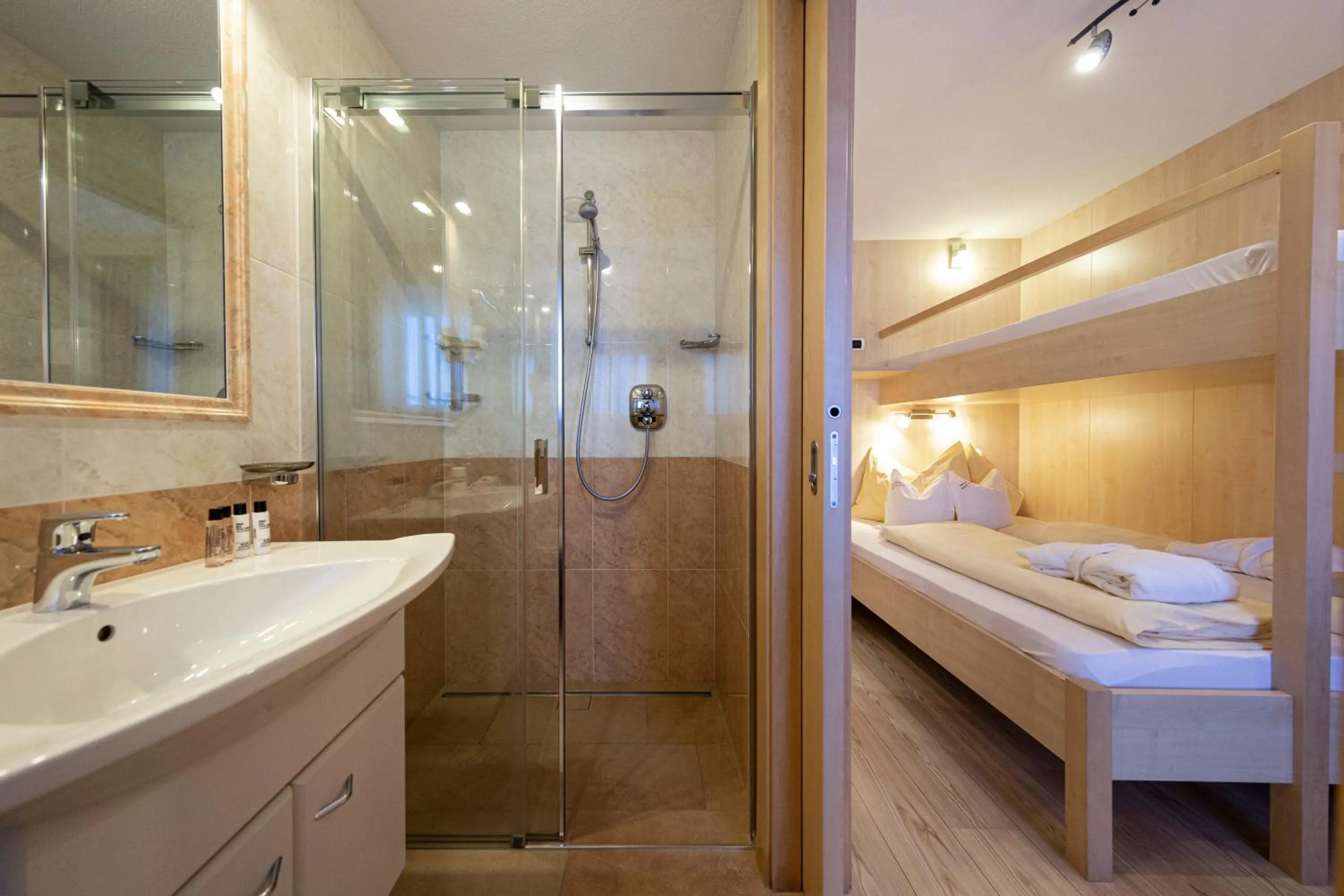 Shower, Bed in Apartments & Garnì Pre Da Nai