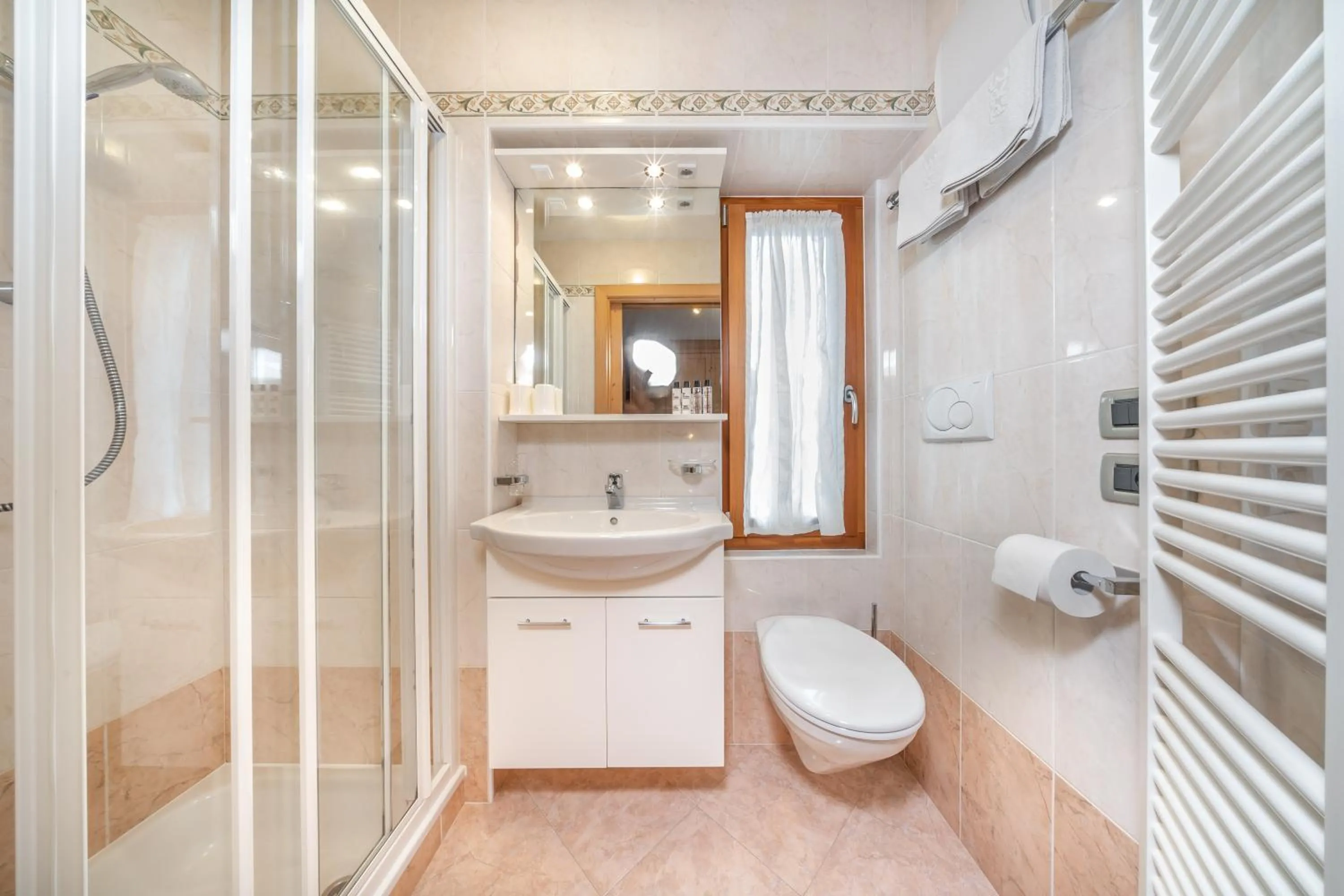 Shower in Apartments & Garnì Pre Da Nai