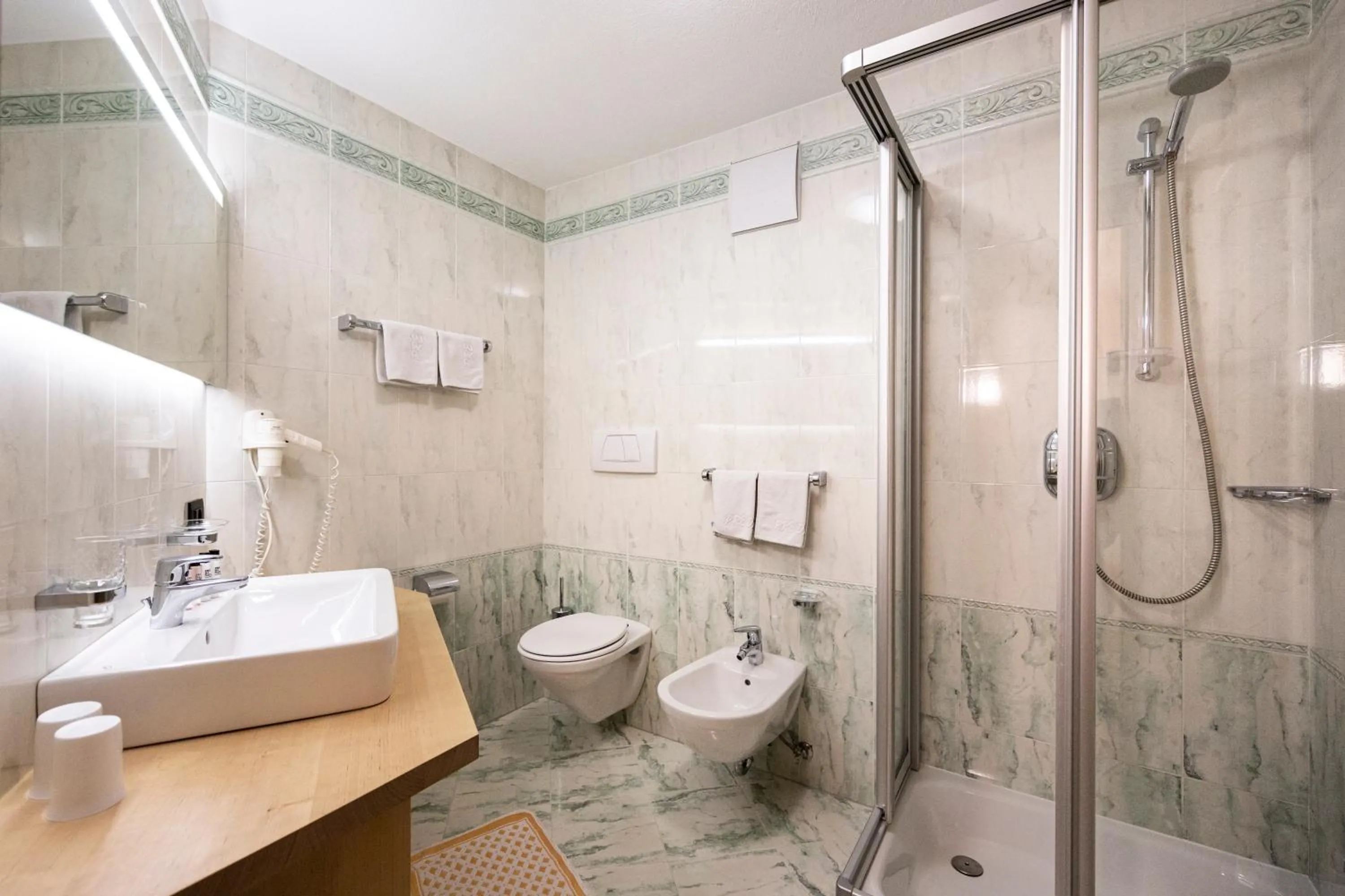 Shower in Apartments & Garnì Pre Da Nai