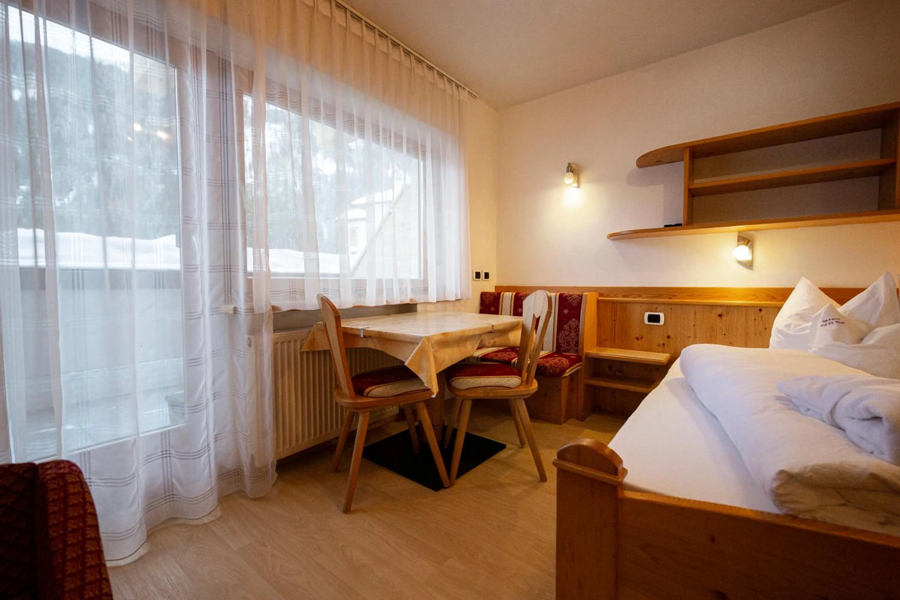 Dining area, Bed in Apartments & Garnì Pre Da Nai