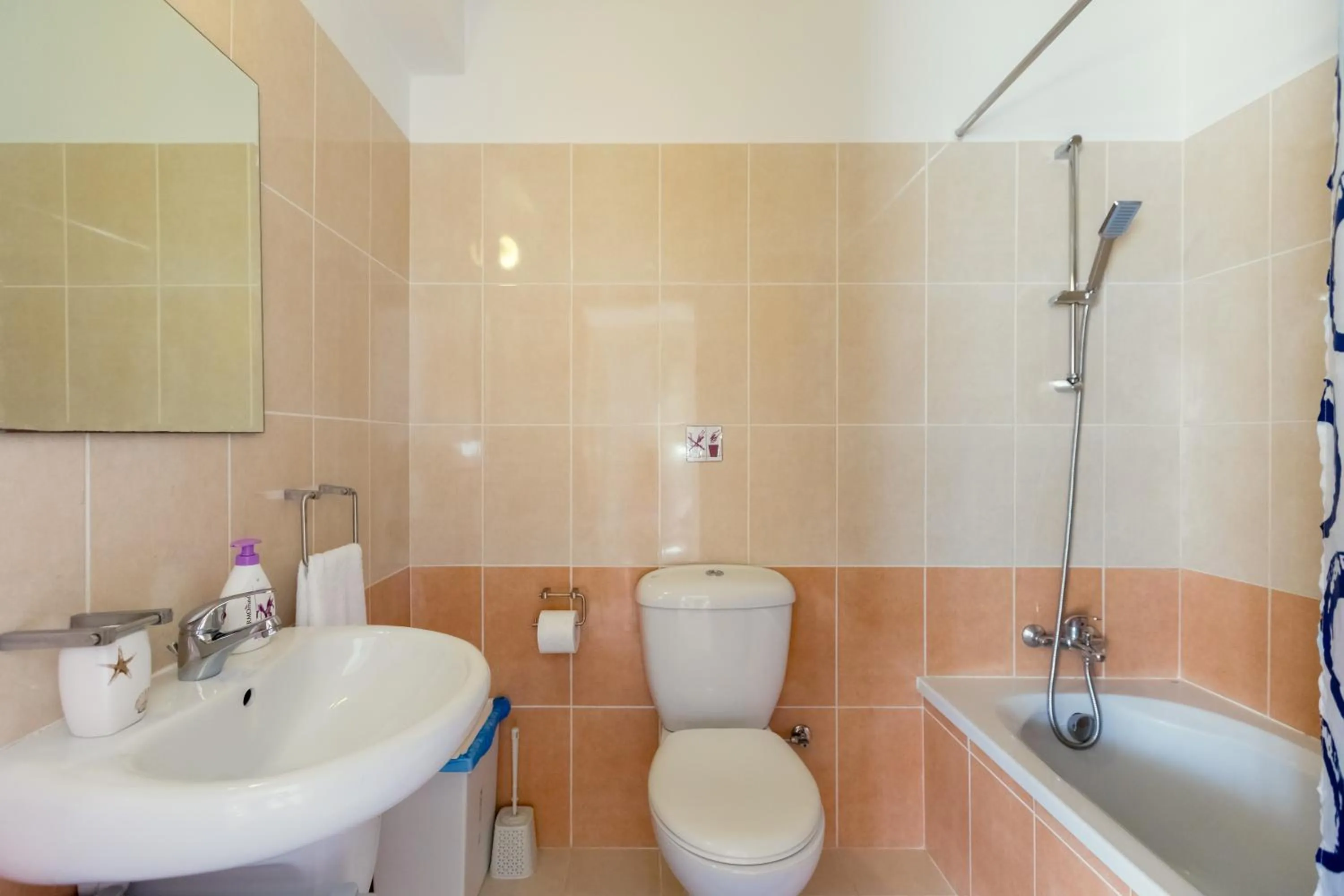 Toilet in Oceania Bay Village