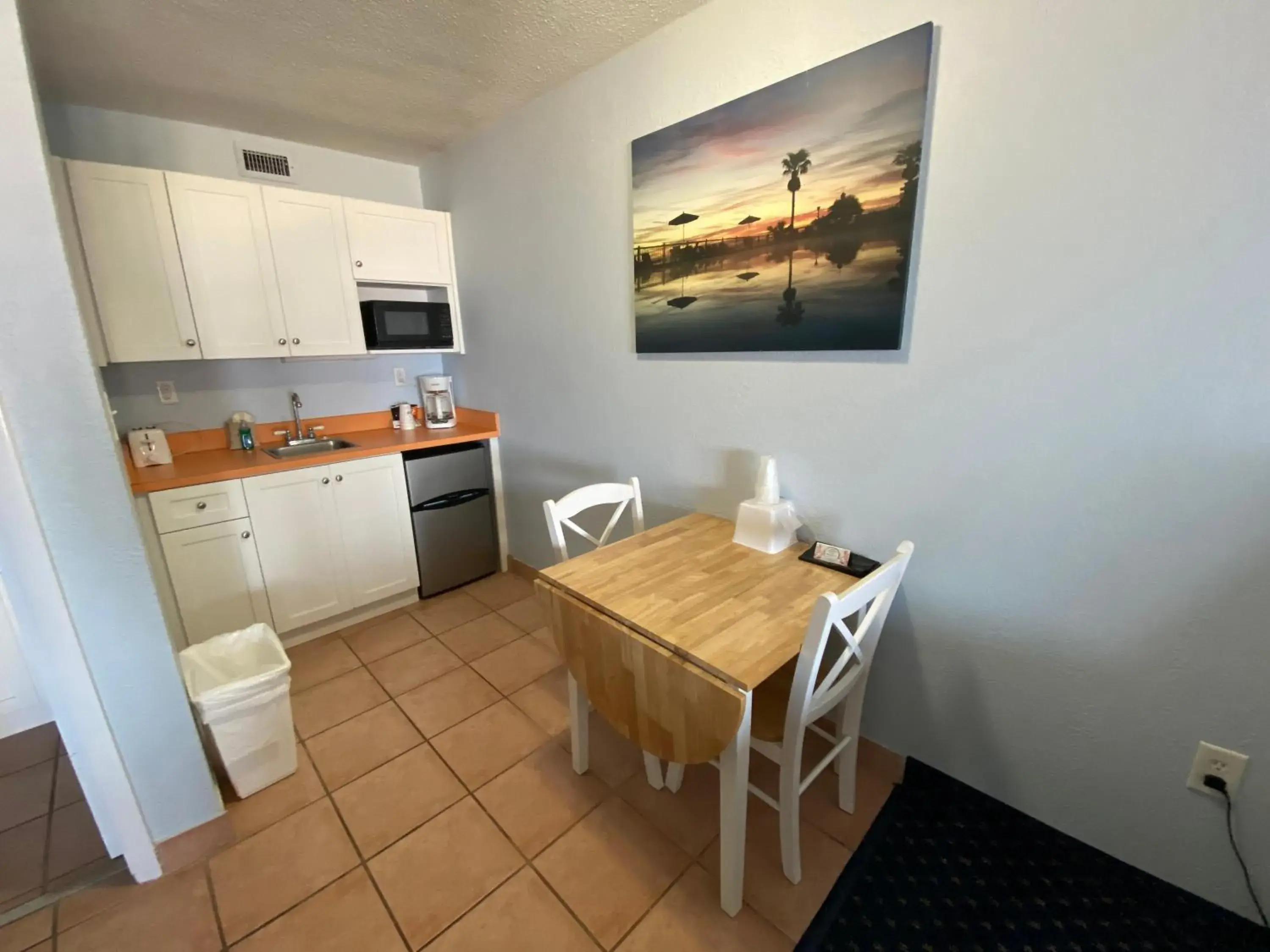 Kitchen/Kitchenette in Coral Sands Inn