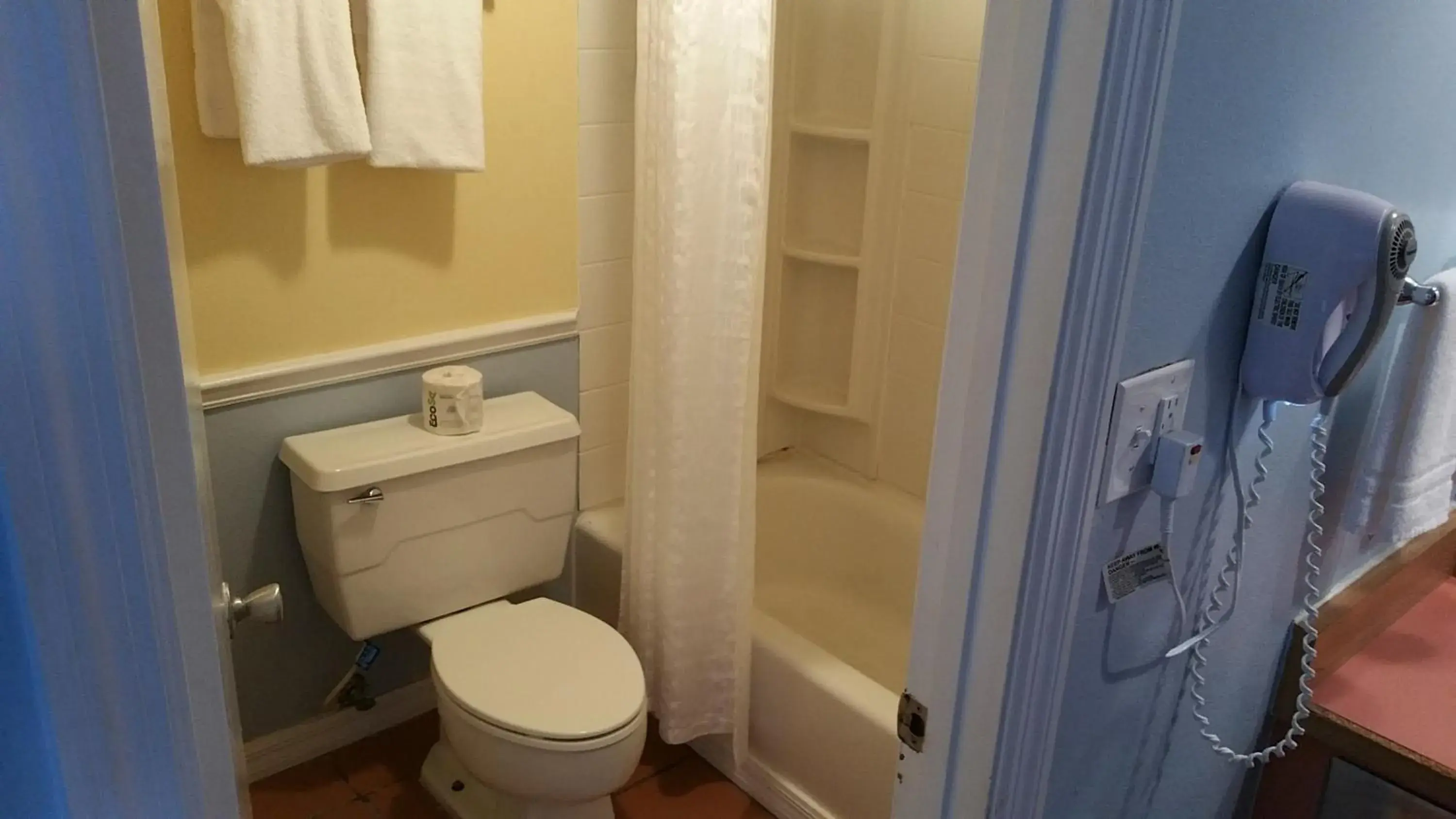 Bathroom in Coral Sands Inn