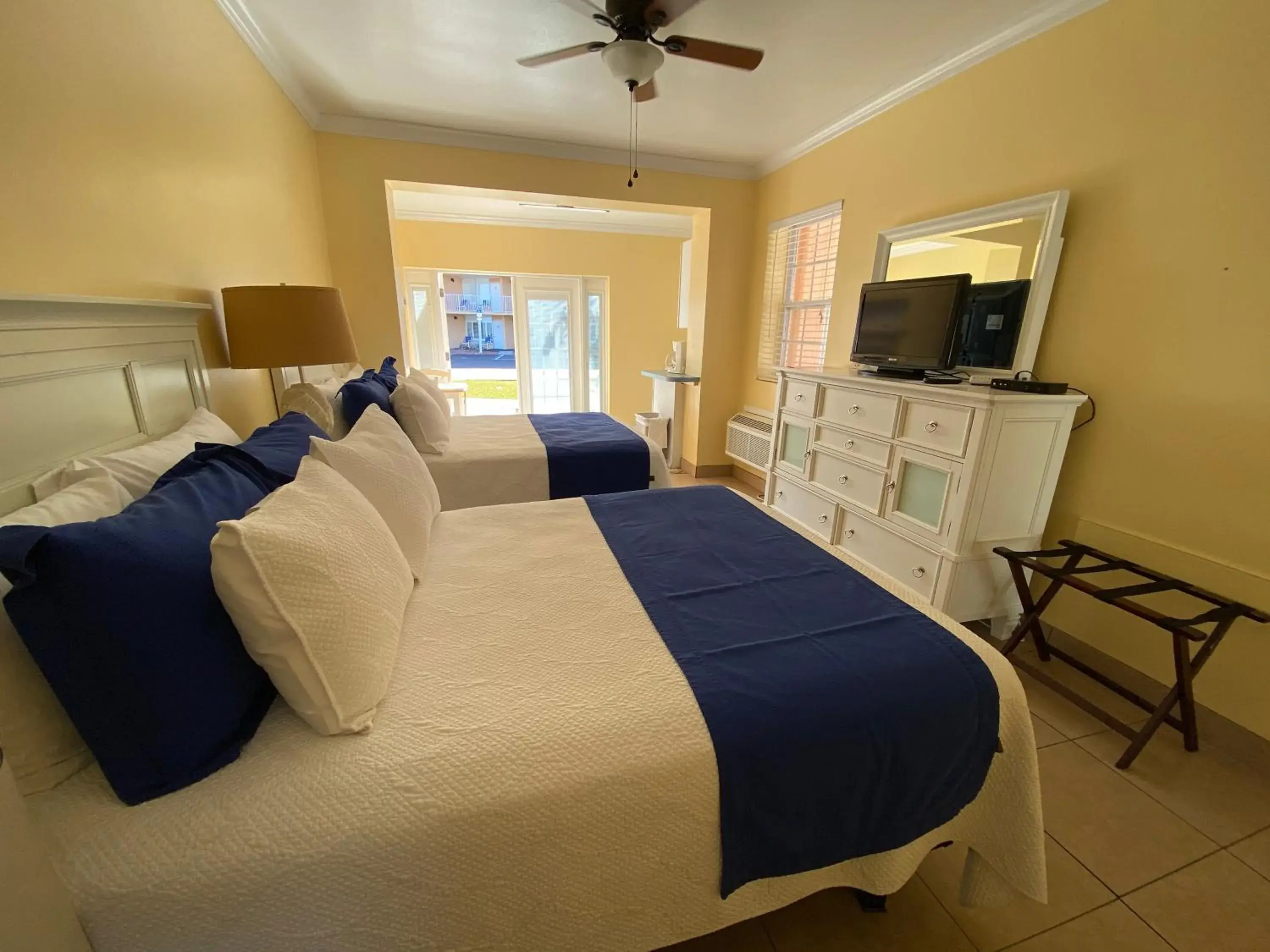 Bed in Coral Sands Inn