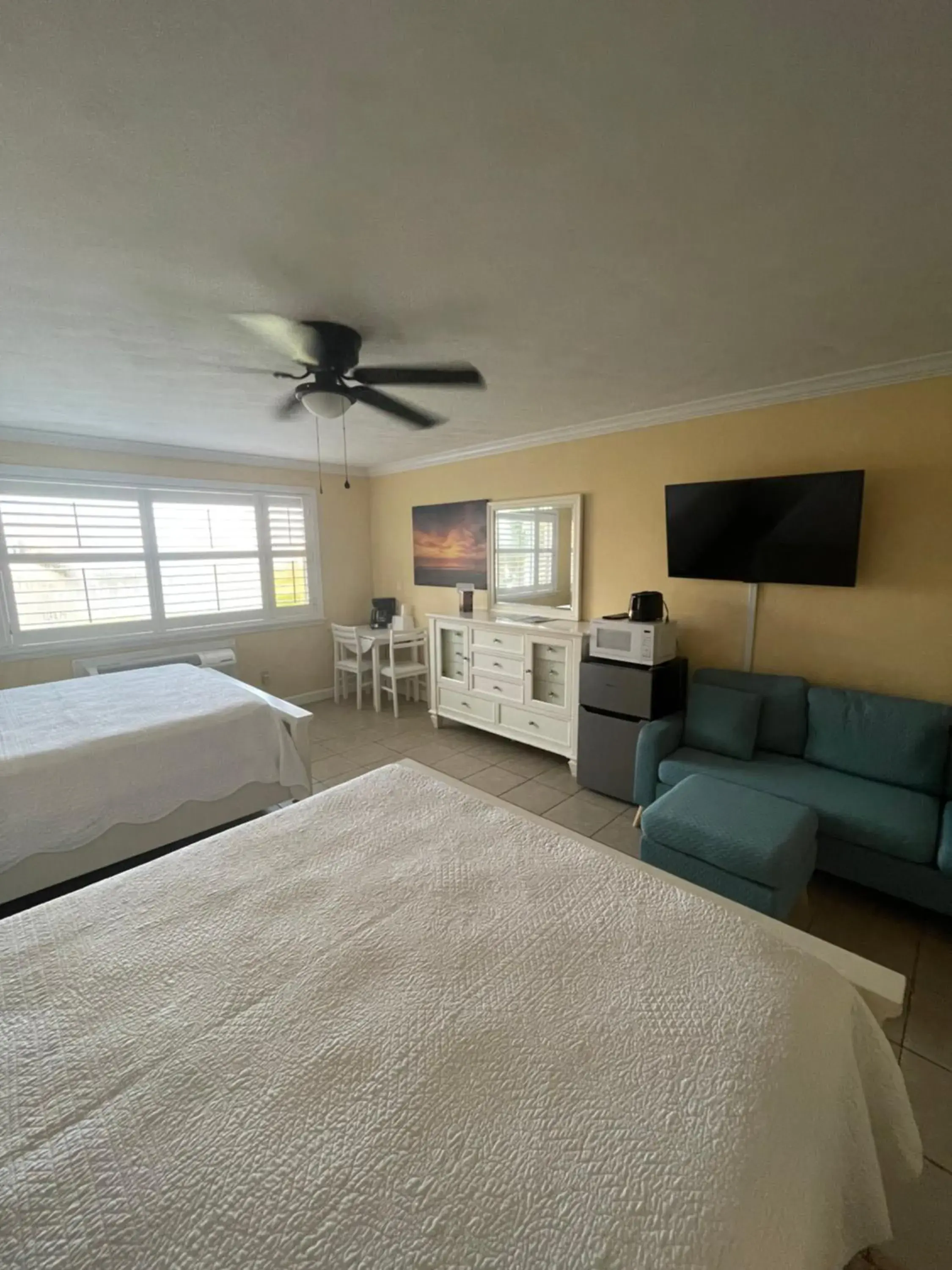 Bed in Coral Sands Inn Bed in Coral Sands Inn