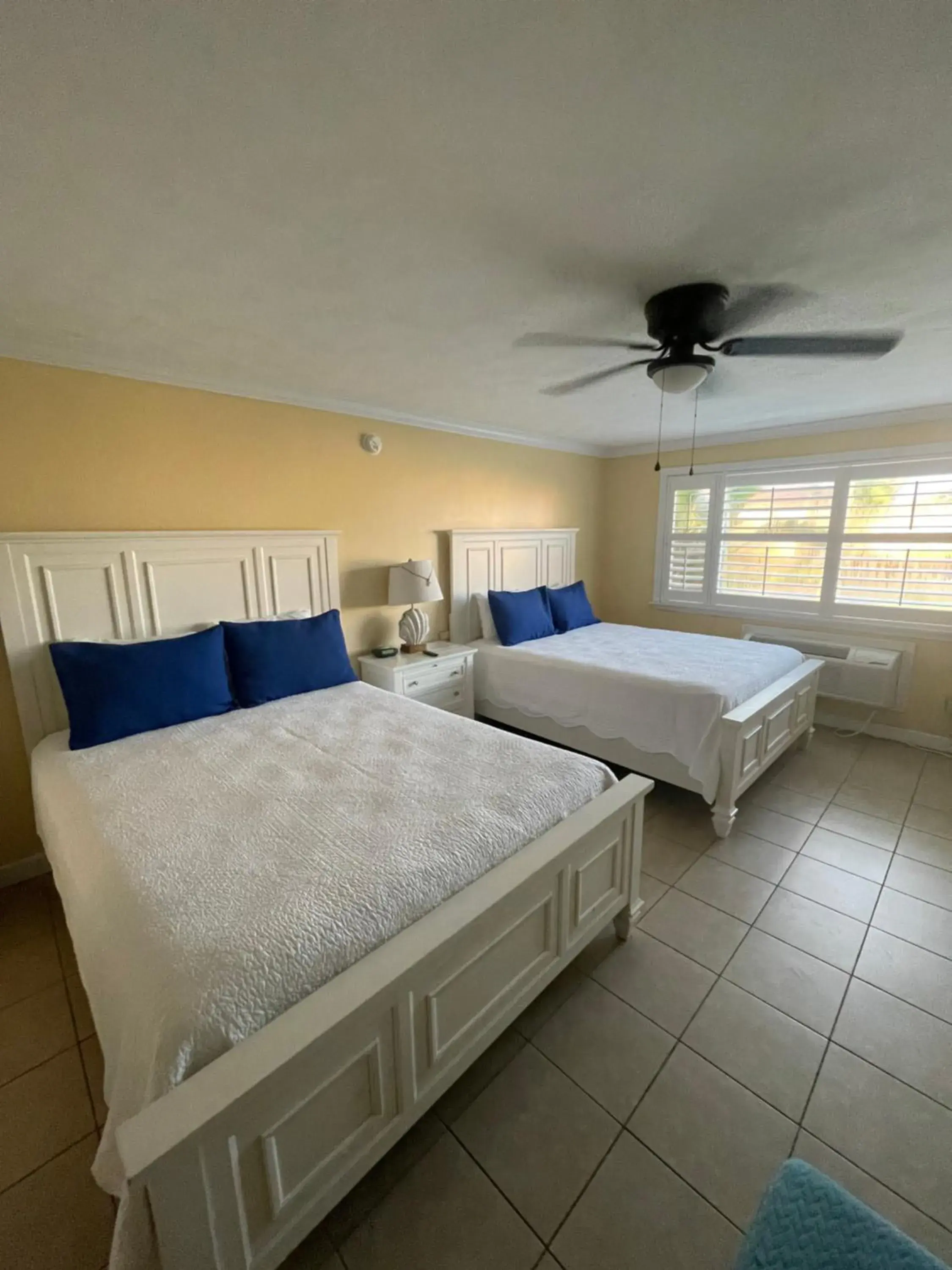 Bed in Coral Sands Inn Bed in Coral Sands Inn