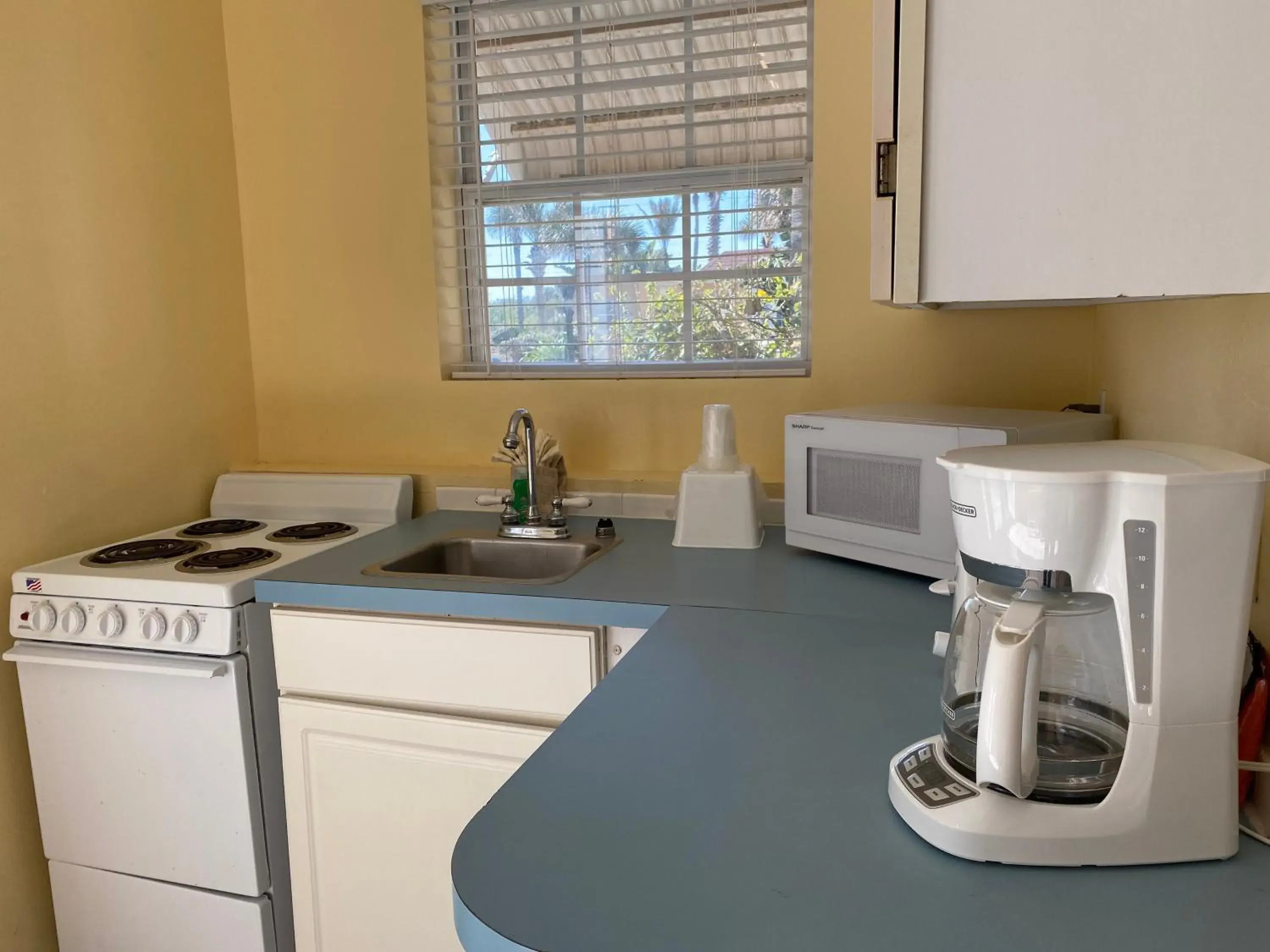 Kitchen/Kitchenette in Coral Sands Inn