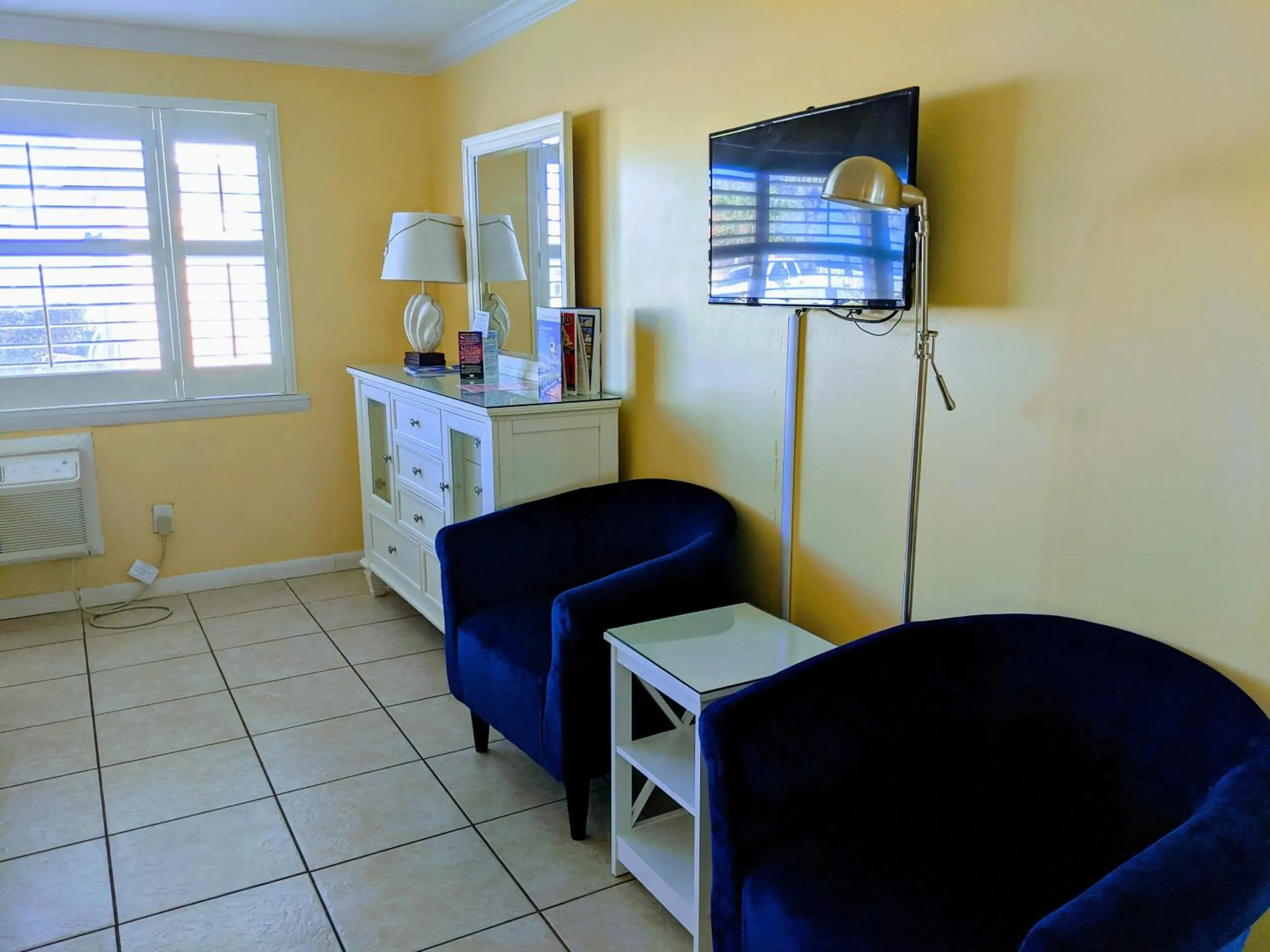 Seating Area in Coral Sands Inn