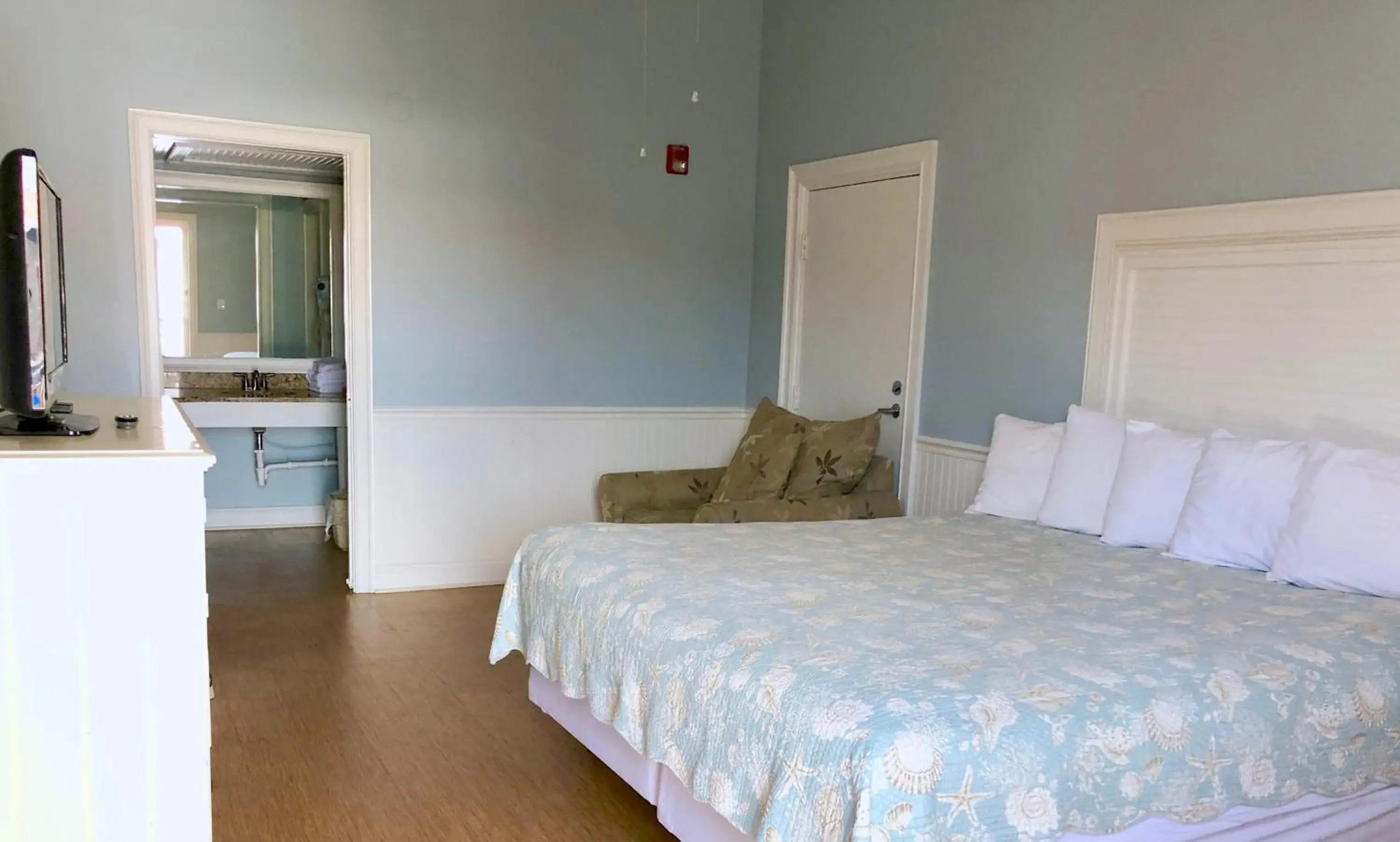 Bedroom, Bed in Sea and Breeze Hotel and Condo Bedroom, Bed in Sea and Breeze Hotel and Condo