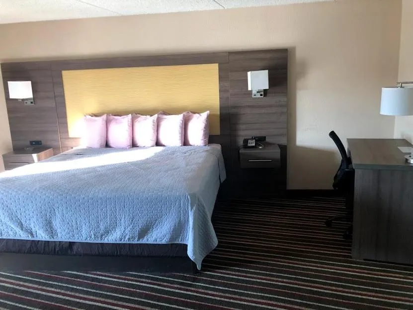 Bed in Legacy Inn - Gallatin