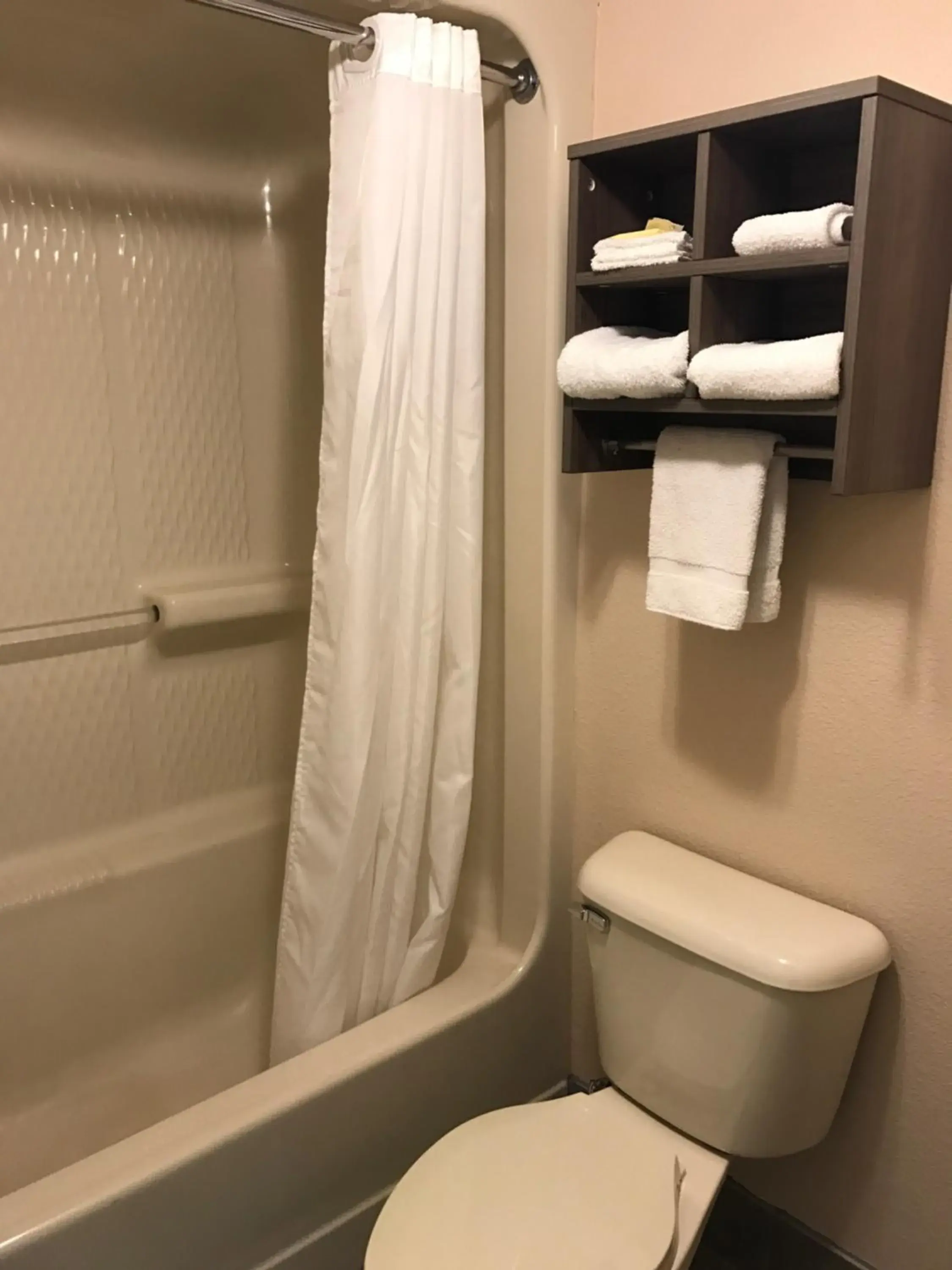 Bedroom in Legacy Inn - Gallatin Bedroom in Legacy Inn - Gallatin