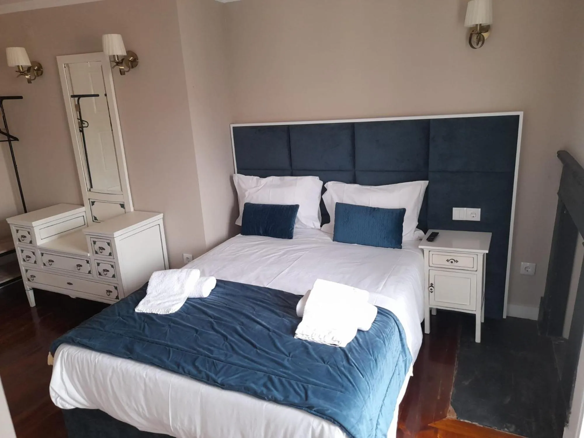 Photo of the whole room, Bed in A Portuguesa Guest House