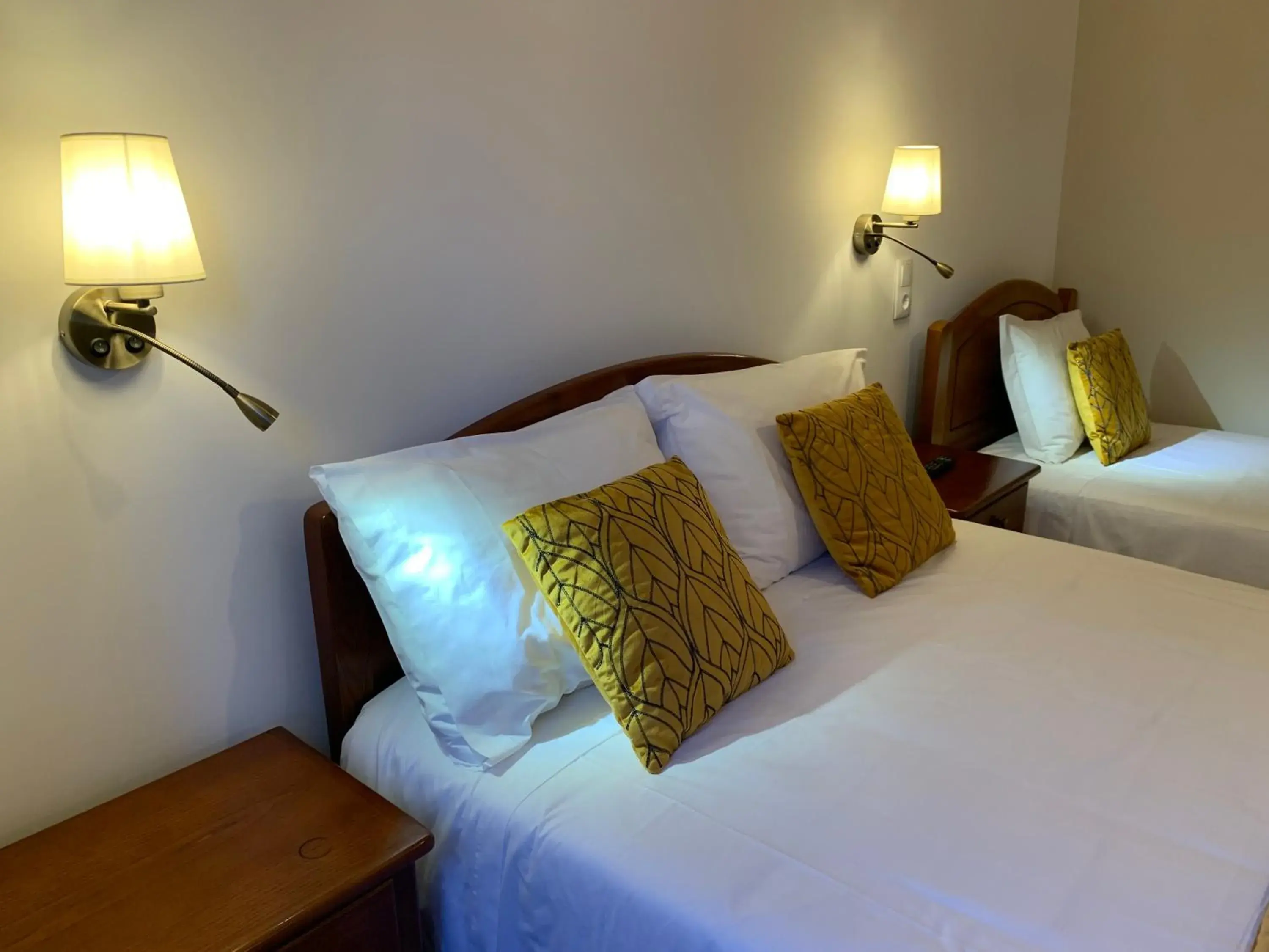 Triple Room with Shared Bathroom in A Portuguesa Guest House Triple Room with Shared Bathroom in A Portuguesa Guest House