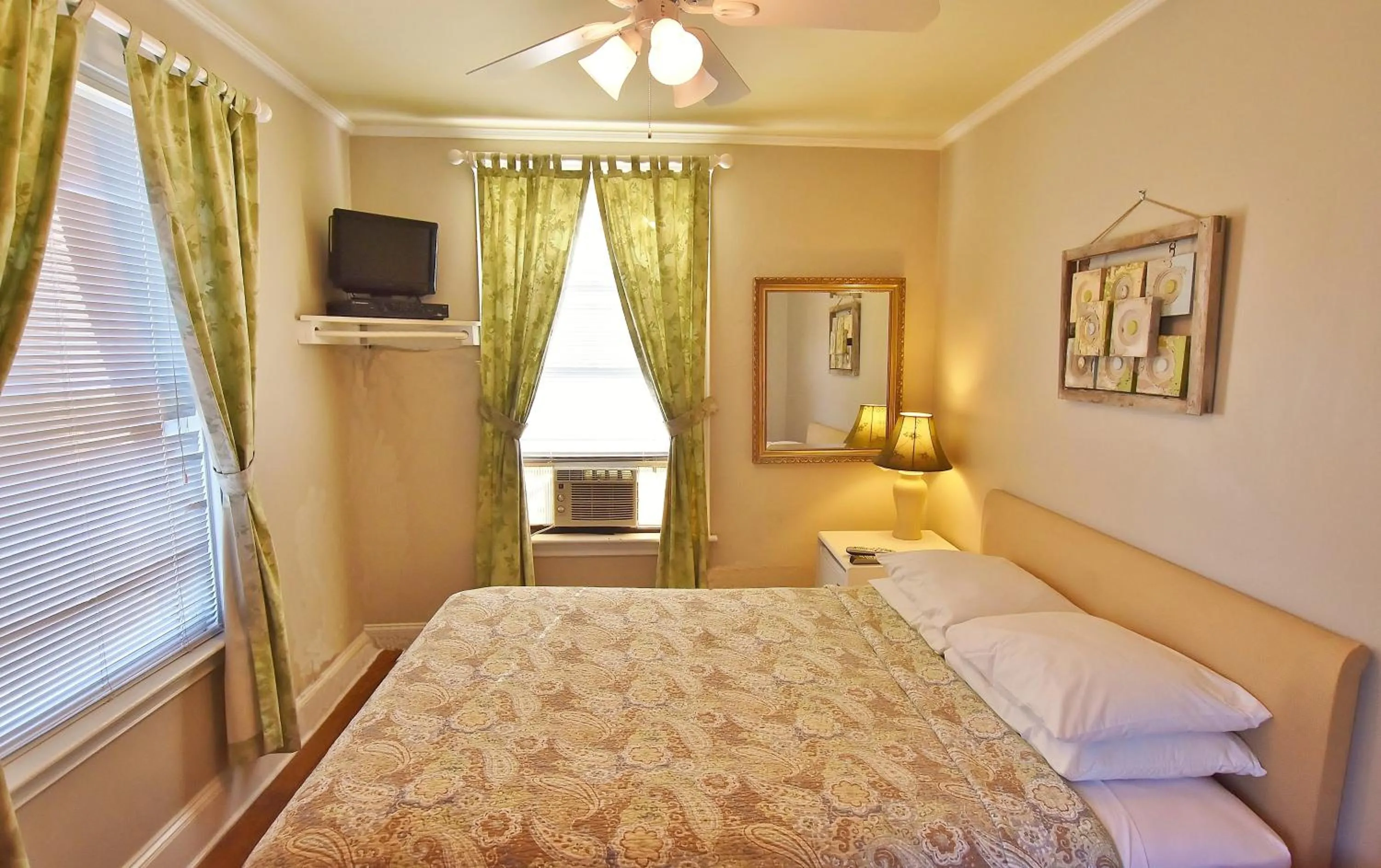 Bedroom, Bed in The John Randall House