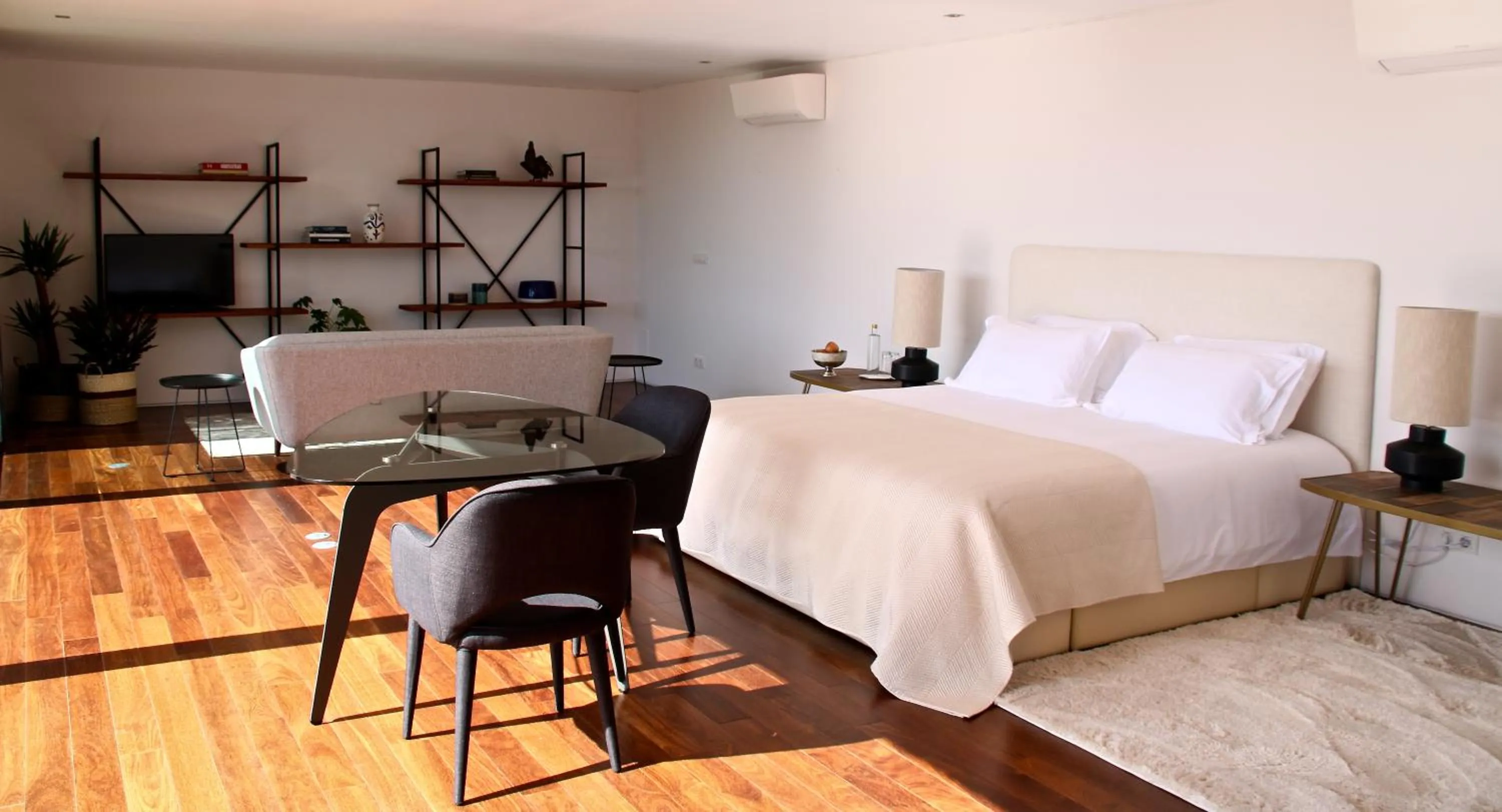 Photo of the whole room, Bed in Quinta Tagus