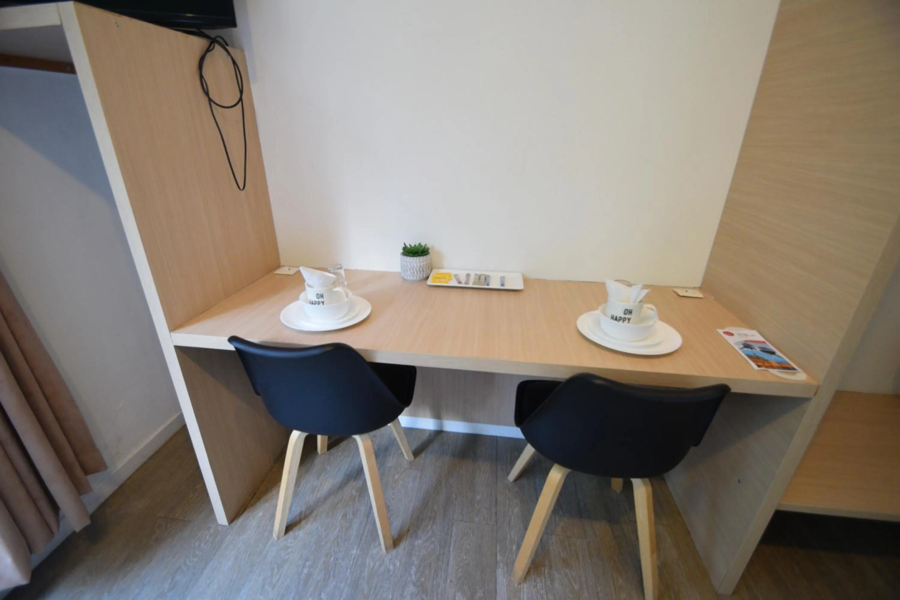 Dining area in Budget Flats Brussels
