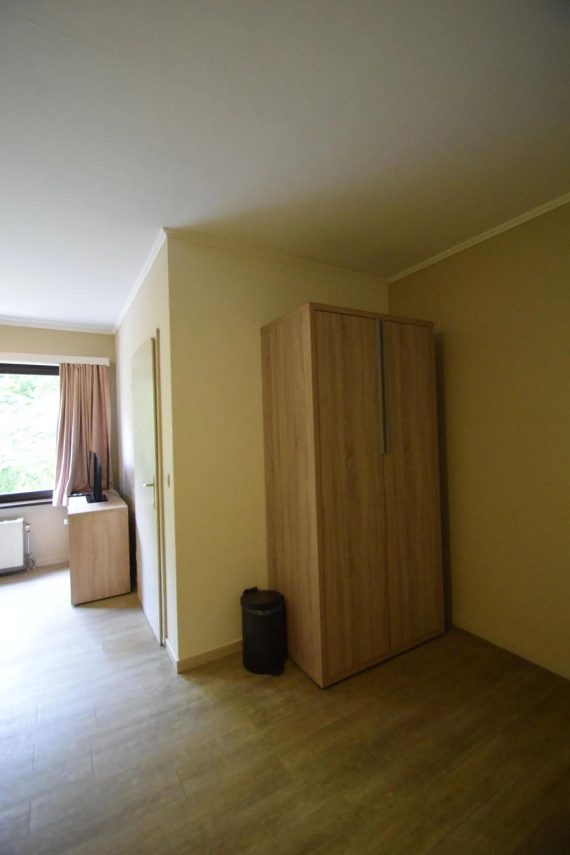 wardrobe in Budget Flats Brussels