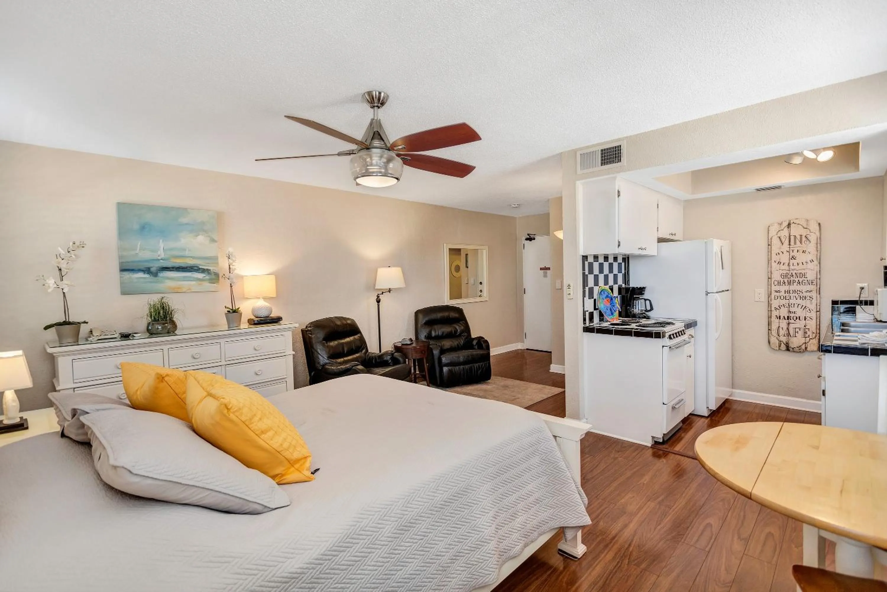 Photo of the whole room in Gulf Winds Resort by Travel Resort Services