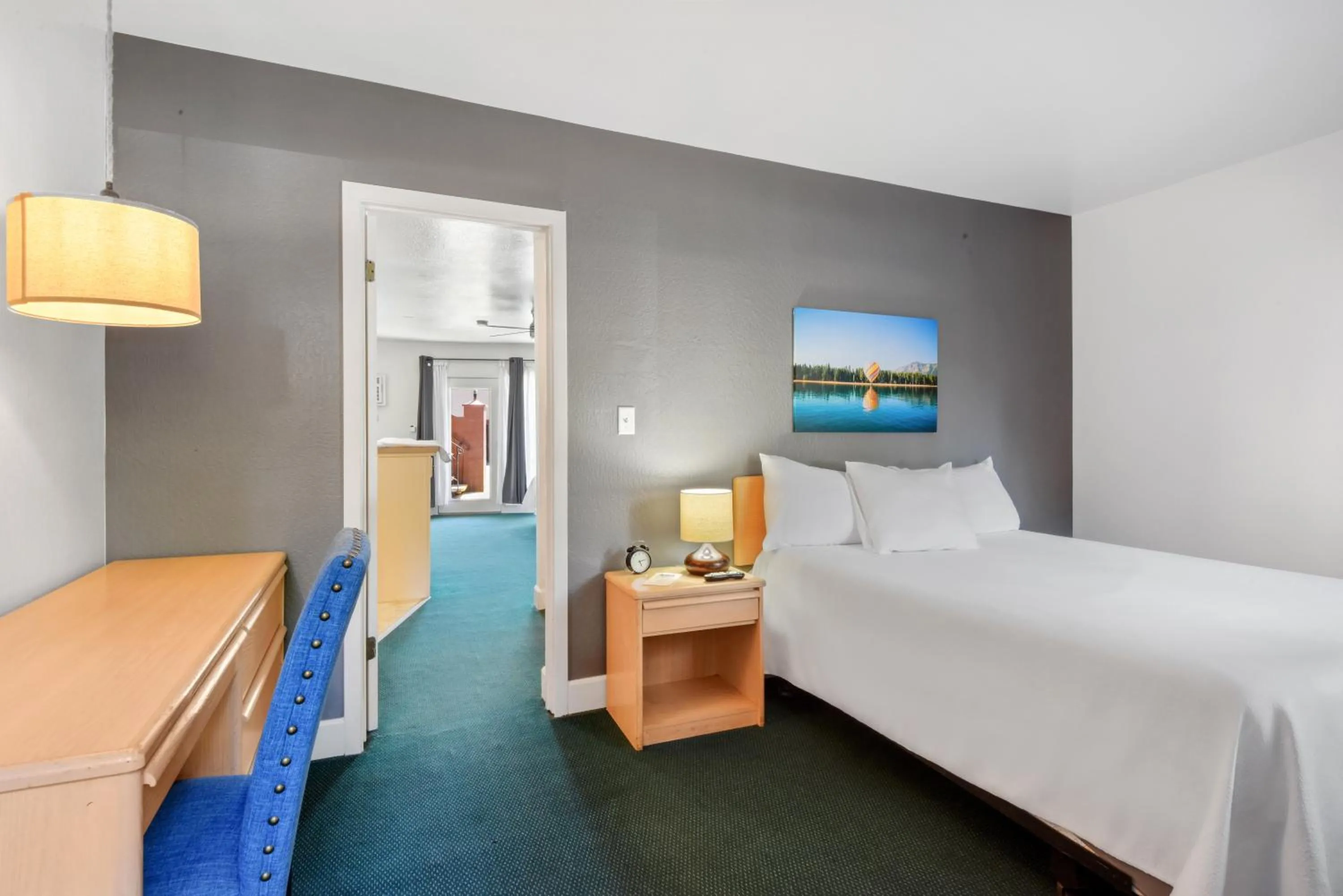 Bedroom, Bed in Crown Motel