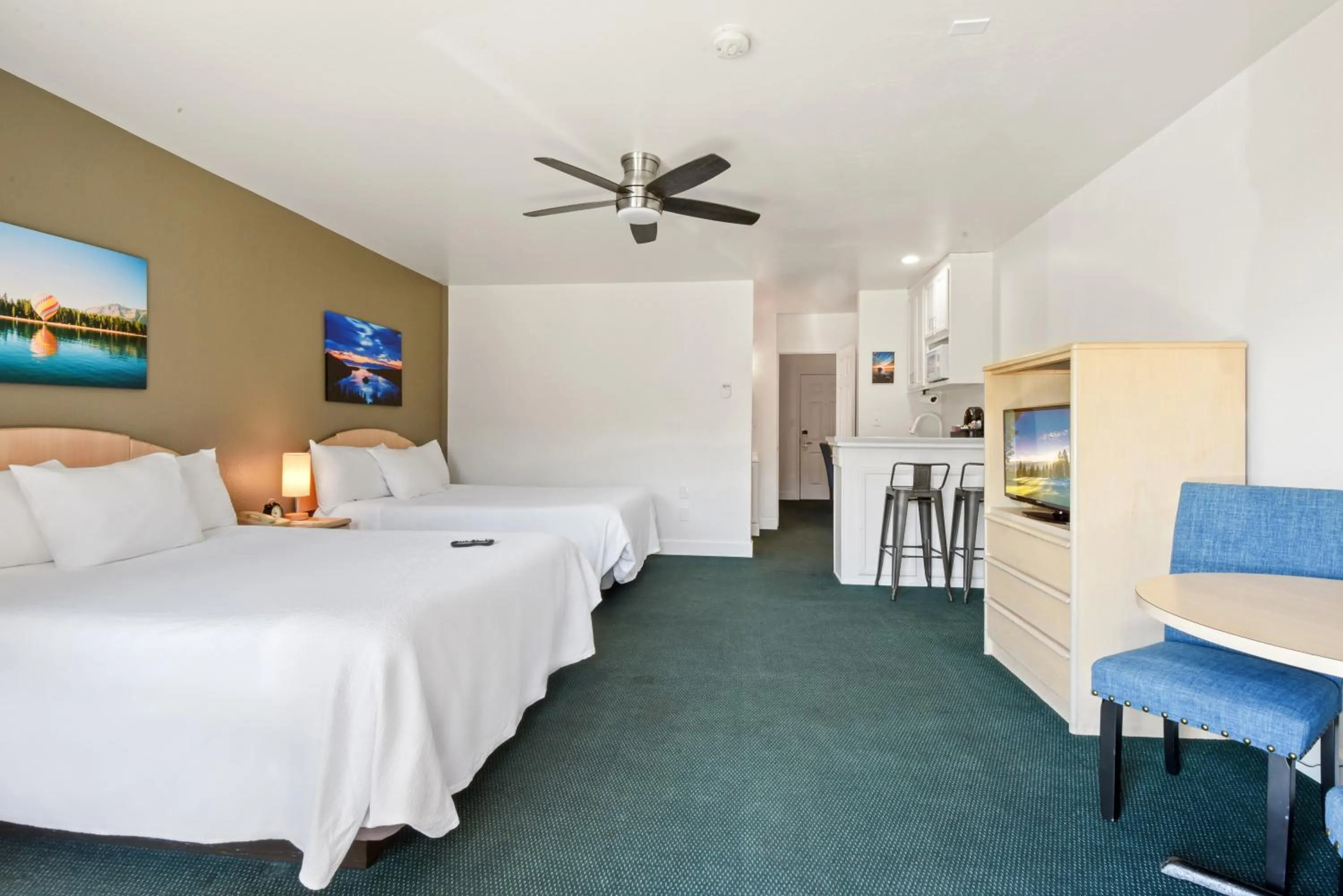 Photo of the whole room, Bed in Crown Motel