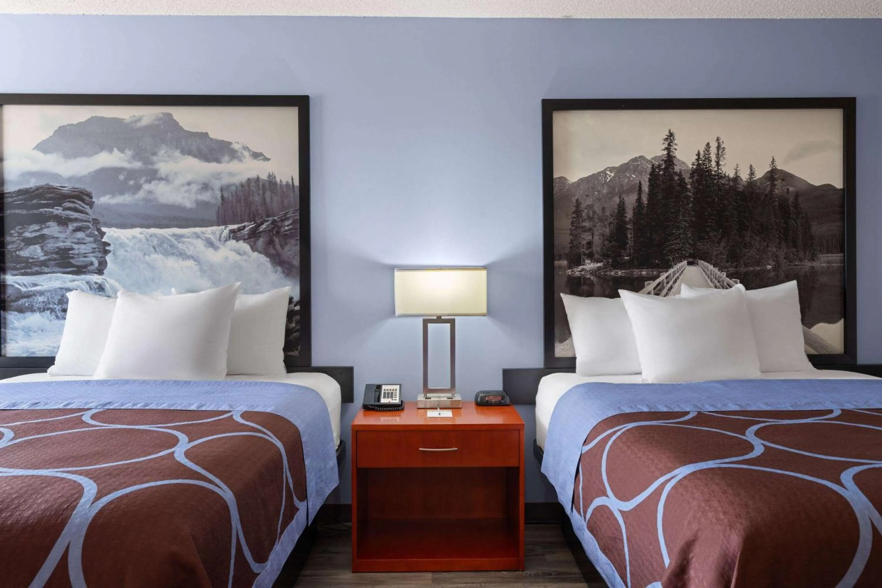 Photo of the whole room, Bed in Super 8 by Wyndham Sherwood Park/Edmonton Area