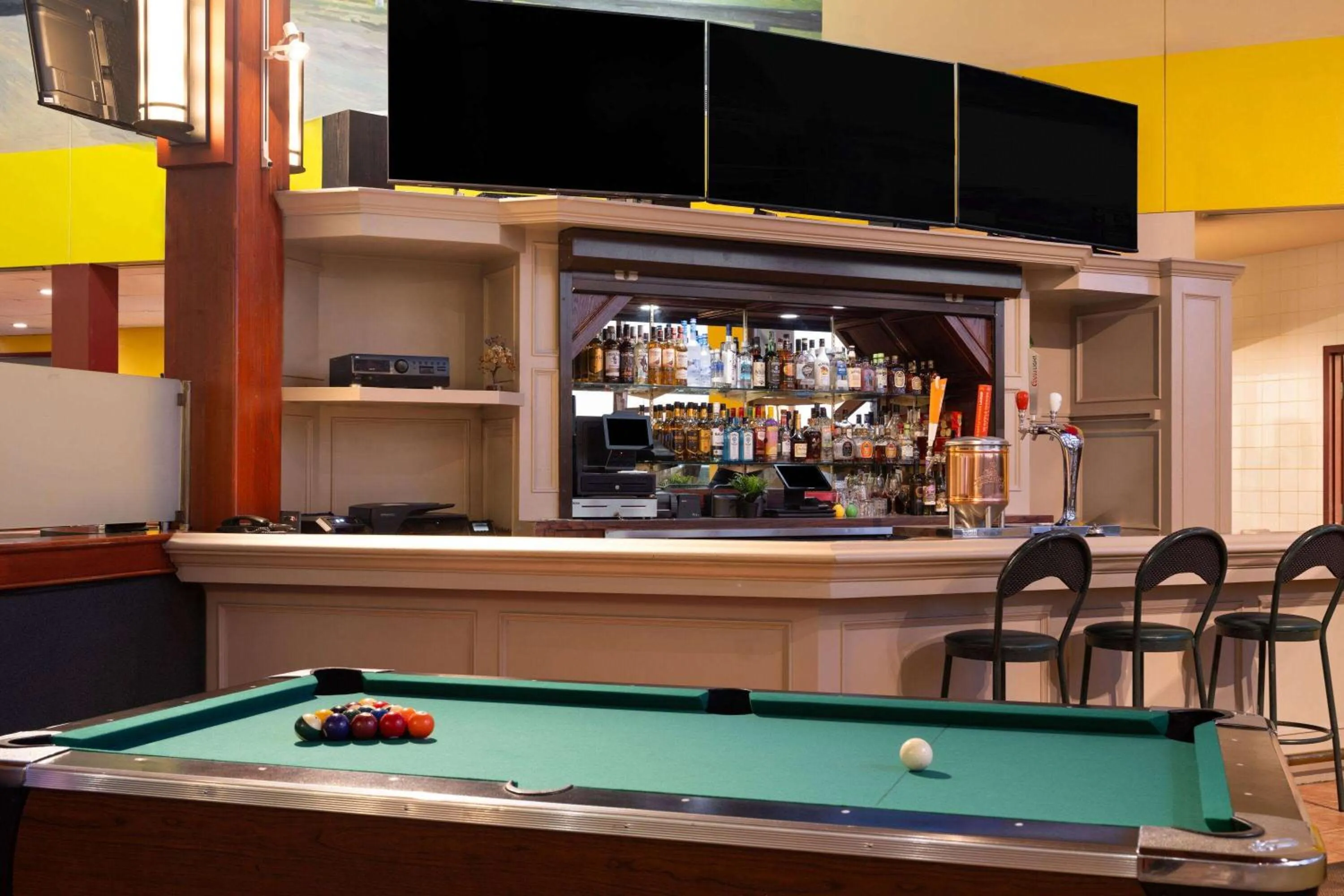 Lounge or bar in Super 8 by Wyndham Sherwood Park/Edmonton Area