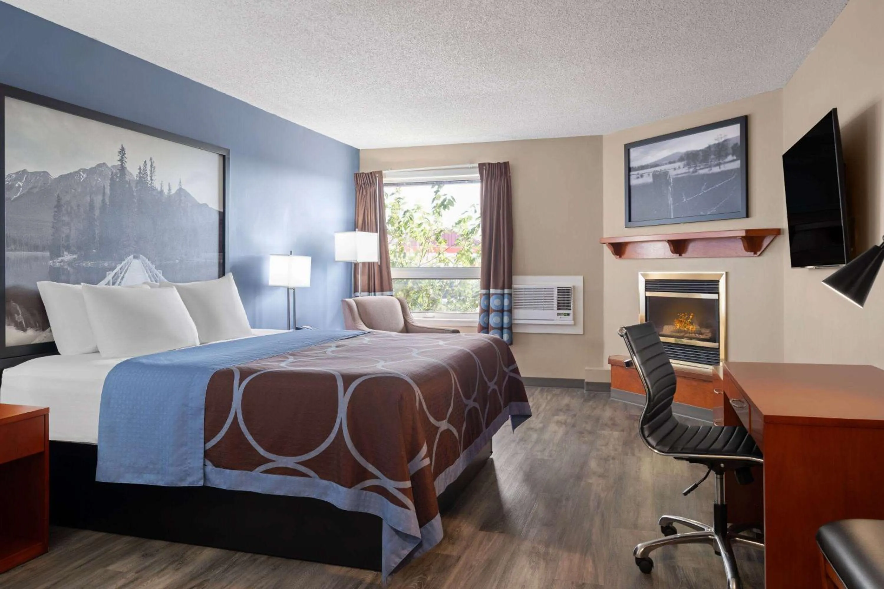 Photo of the whole room, Bed in Super 8 by Wyndham Sherwood Park/Edmonton Area