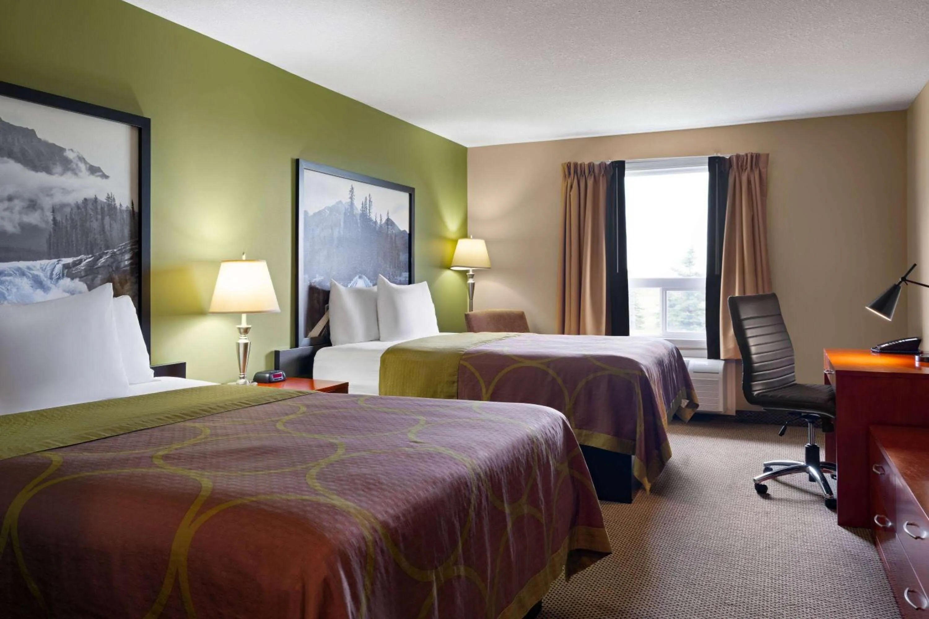Photo of the whole room, Bed in Super 8 by Wyndham Sherwood Park/Edmonton Area