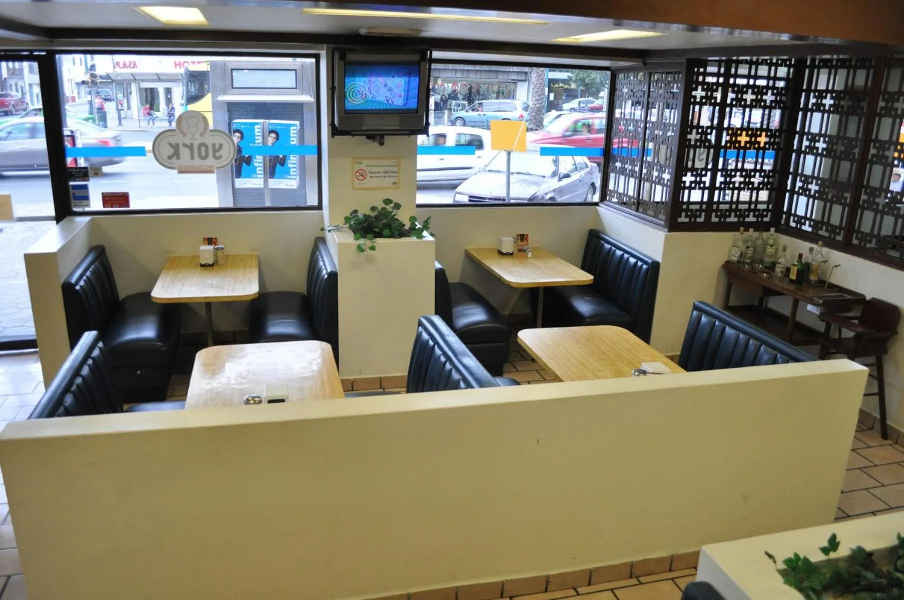 Restaurant/places to eat in Hotel 5a Avenida