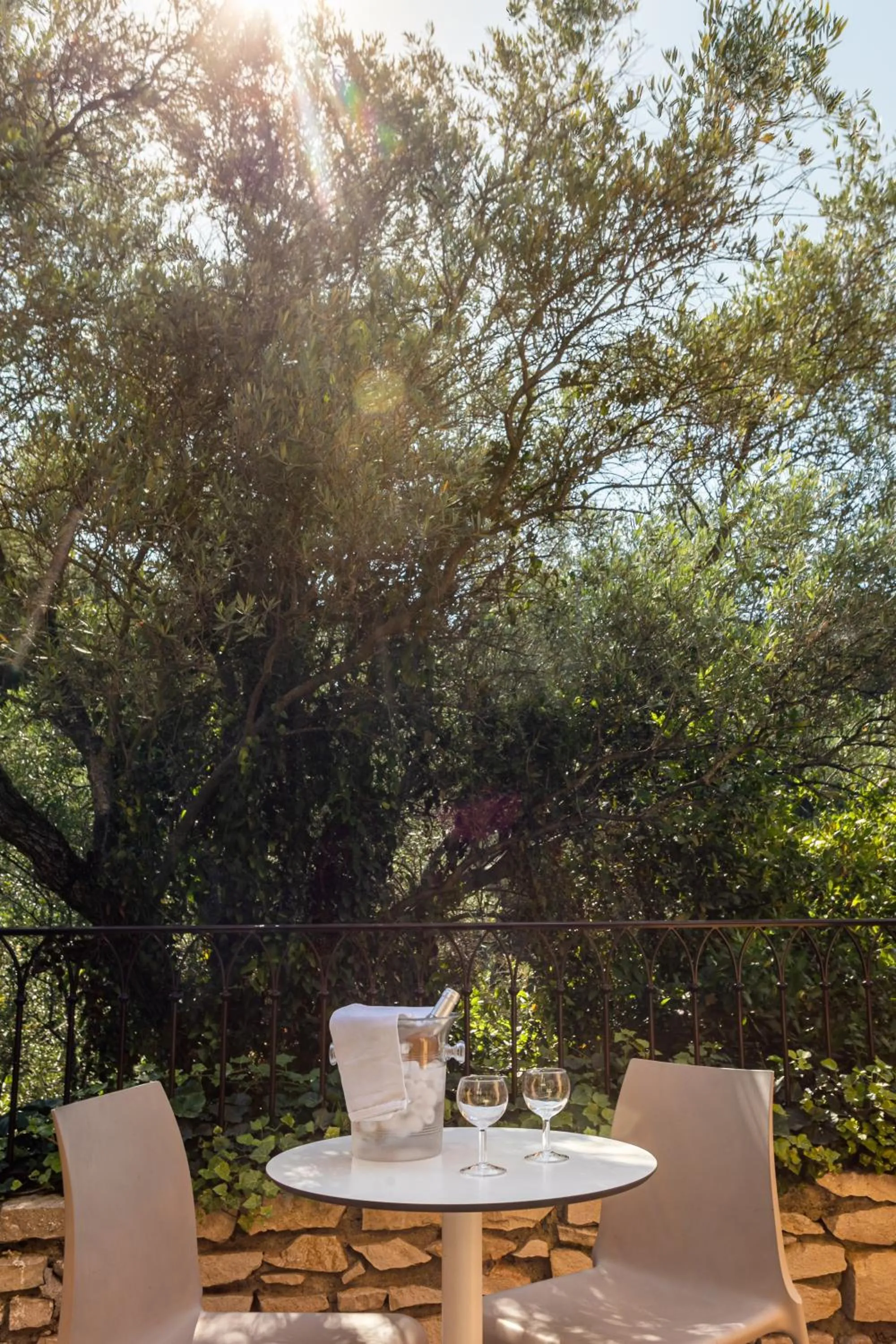 Patio in Hôtel Corniche du Liouquet