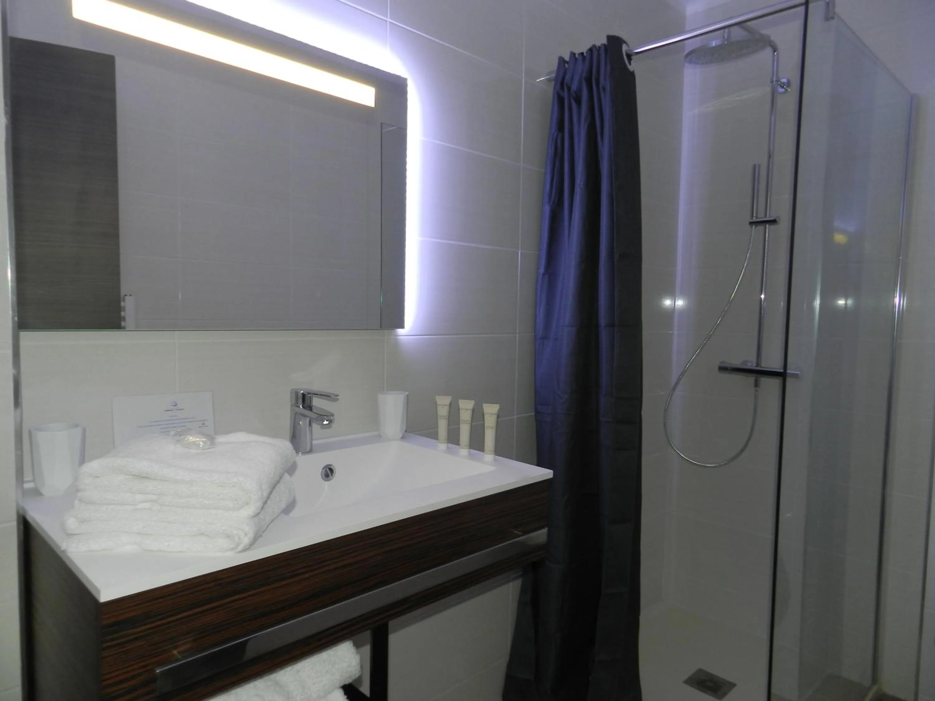 Bathroom in Hôtel Corniche du Liouquet