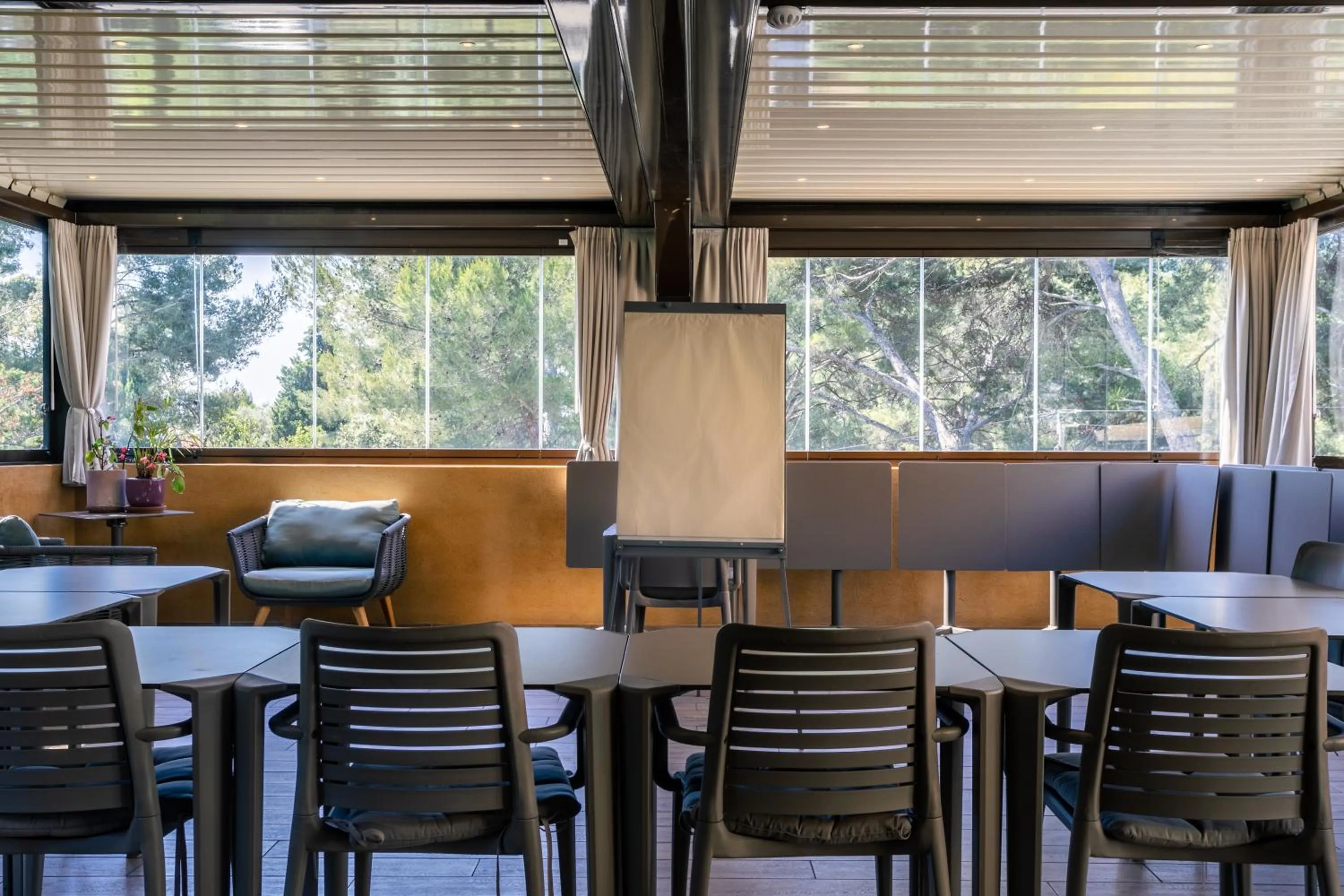 Seating area in Hôtel Corniche du Liouquet