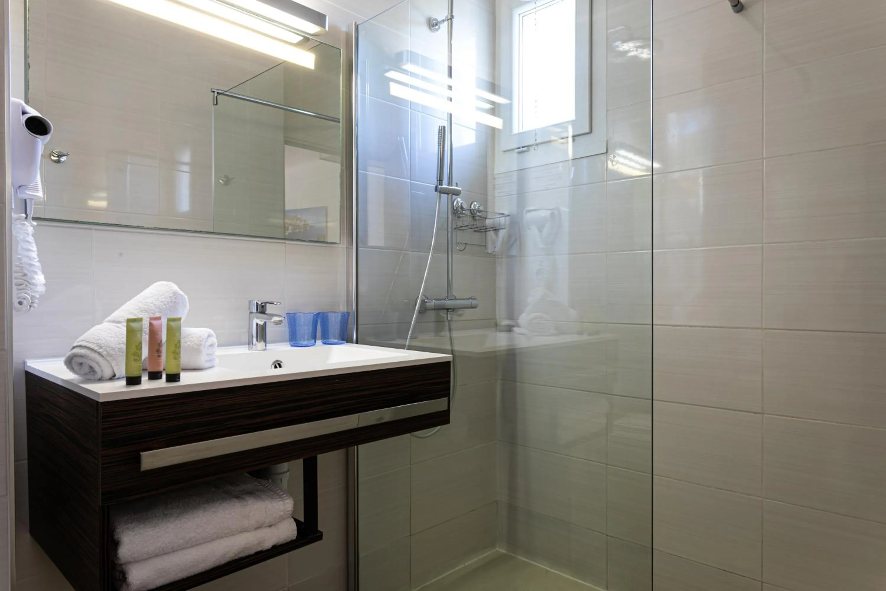 Shower in Hôtel Corniche du Liouquet