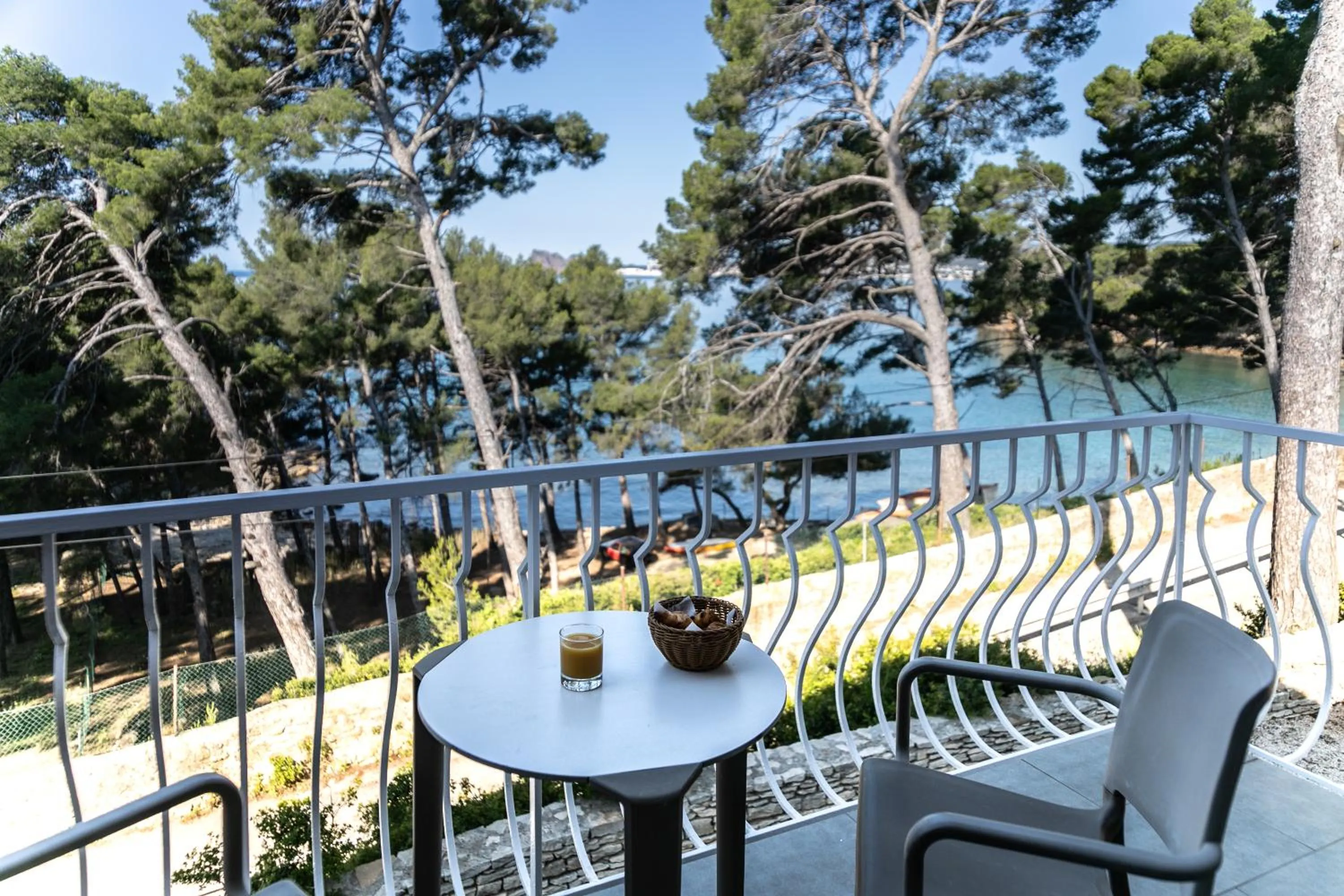 Patio in Hôtel Corniche du Liouquet