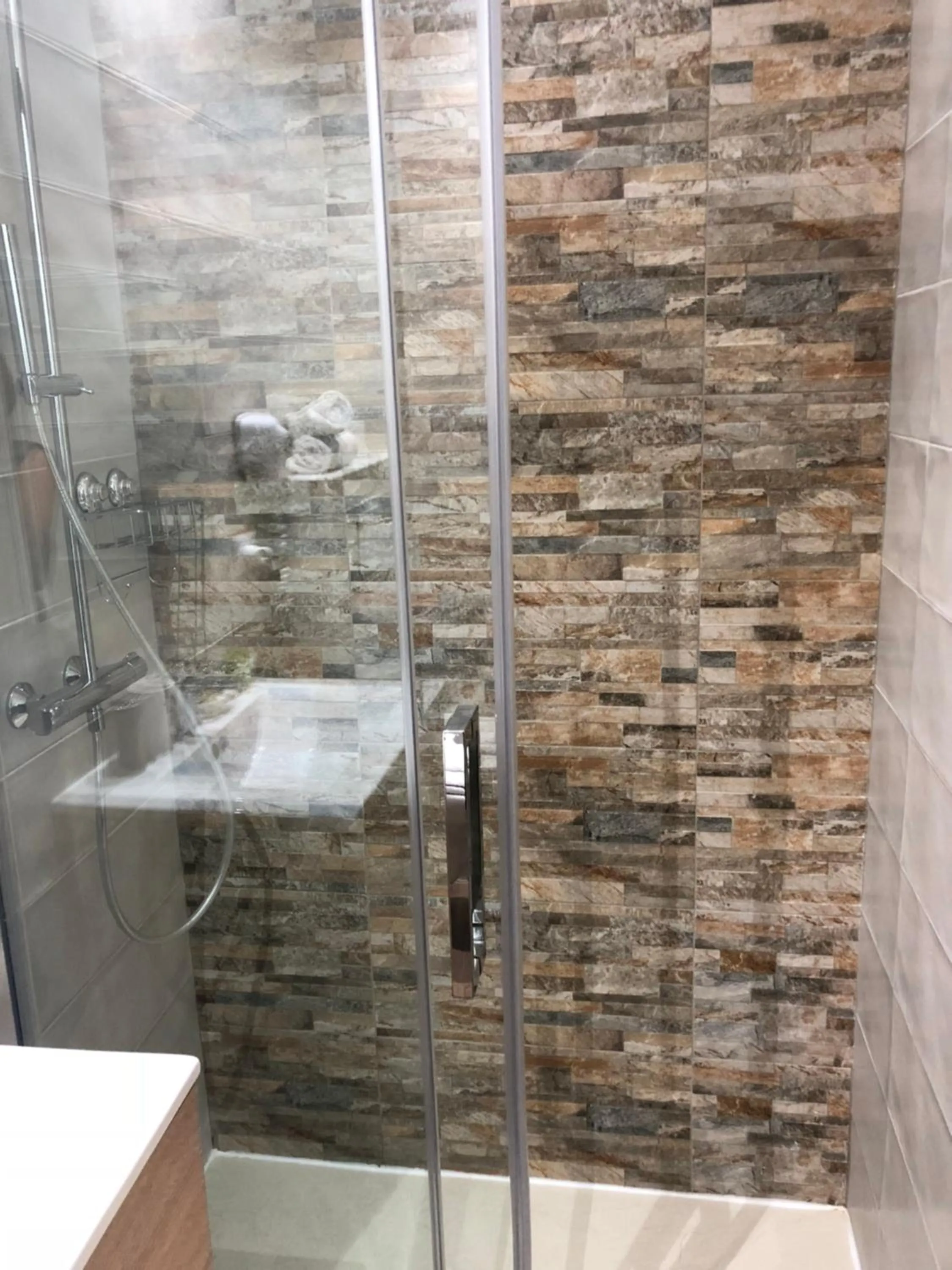 Shower in Hôtel Corniche du Liouquet