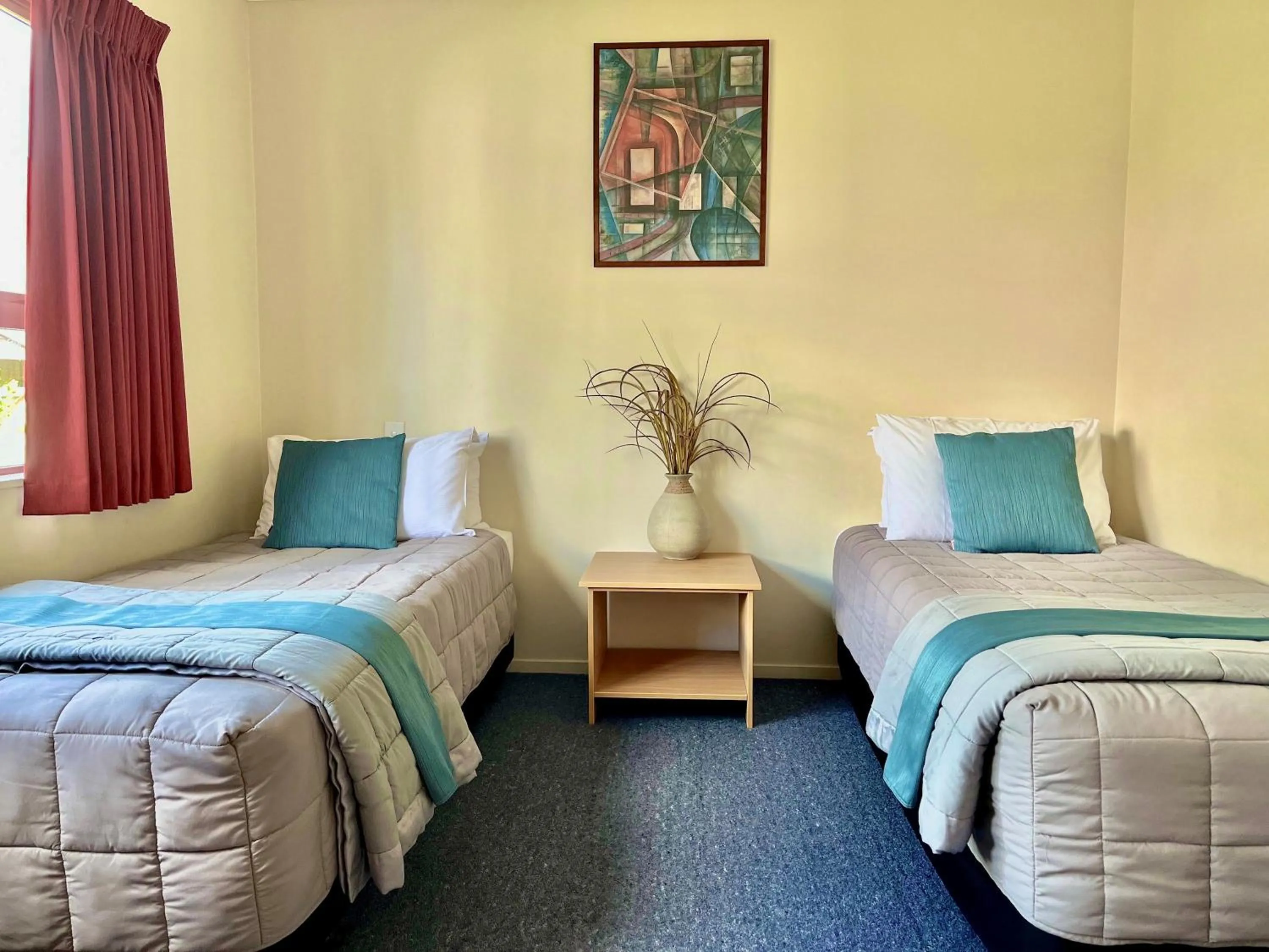 Bed in Adventure Lodge and Motels and Tongariro Crossing Track Transport