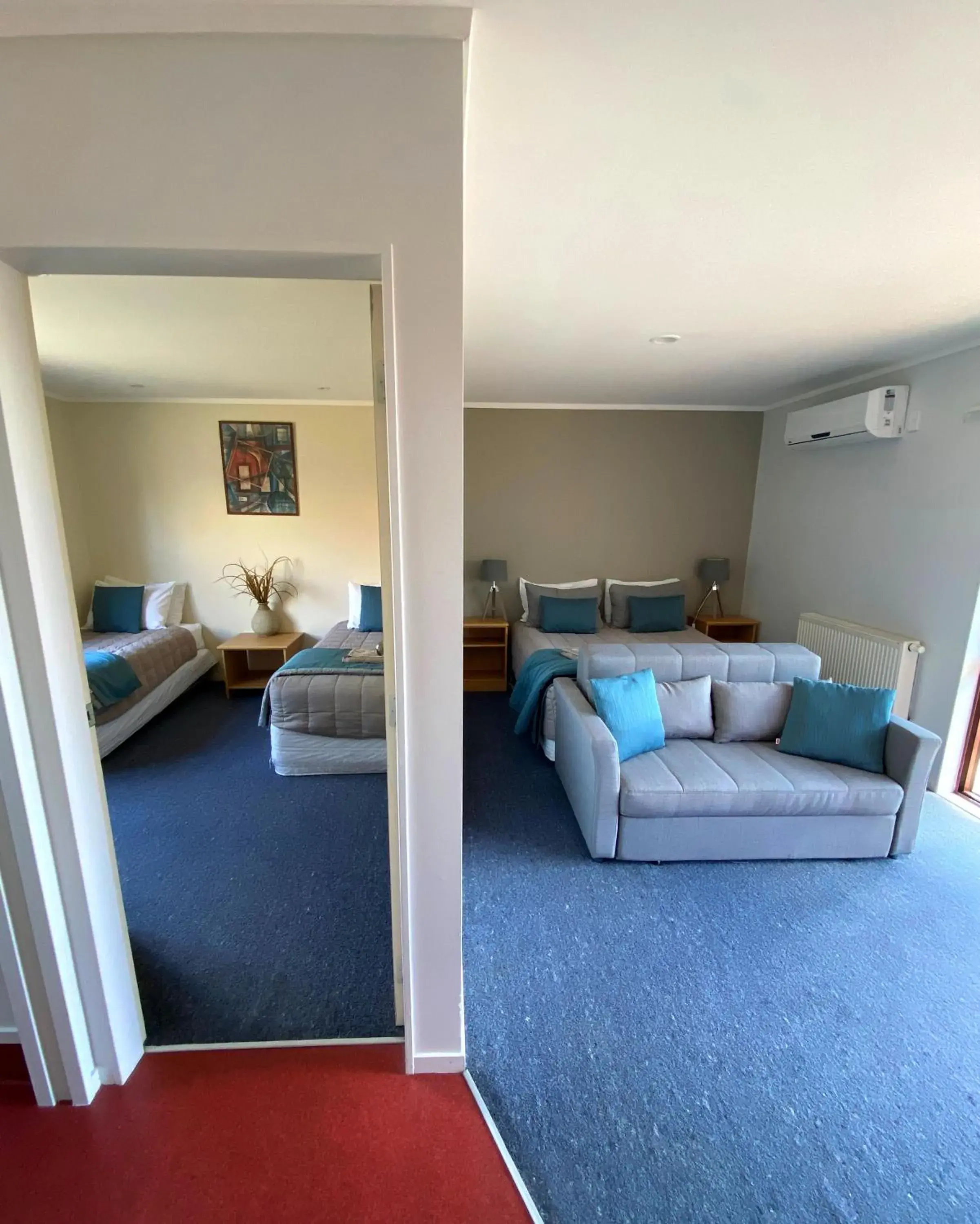 Living room, Bed in Adventure Lodge and Motels and Tongariro Crossing Track Transport Living room, Bed in Adventure Lodge and Motels and Tongariro Crossing Track Transport