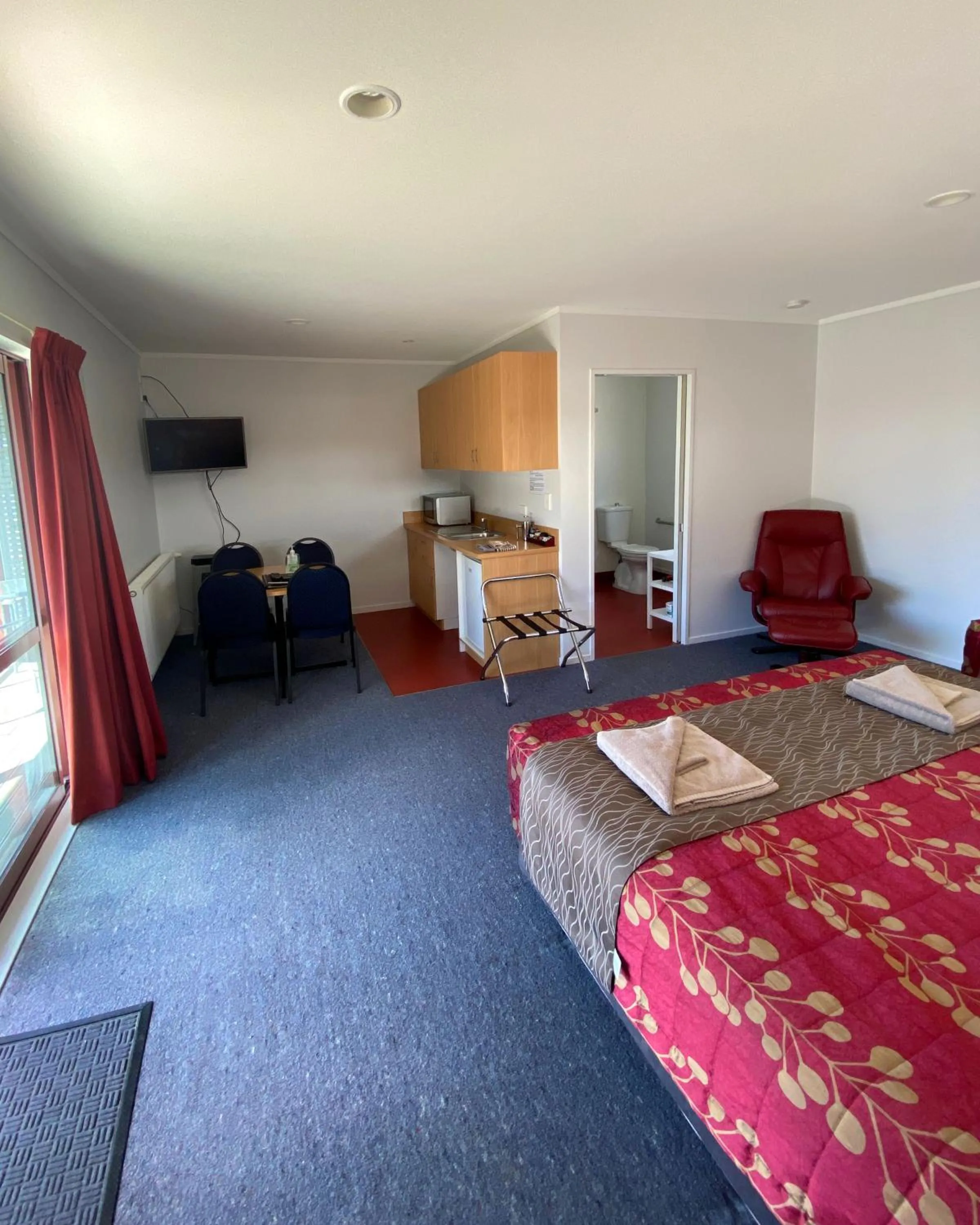 Living room, Bed in Adventure Lodge and Motels and Tongariro Crossing Track Transport